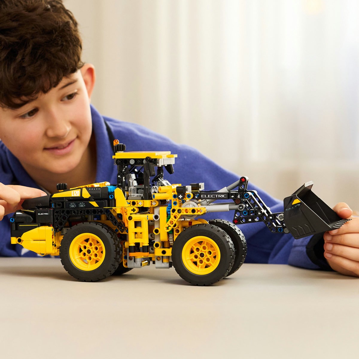 LEGO TECHNIC INCARCATOR FRONTAL VOLVO L120 ELECTRIC 42209