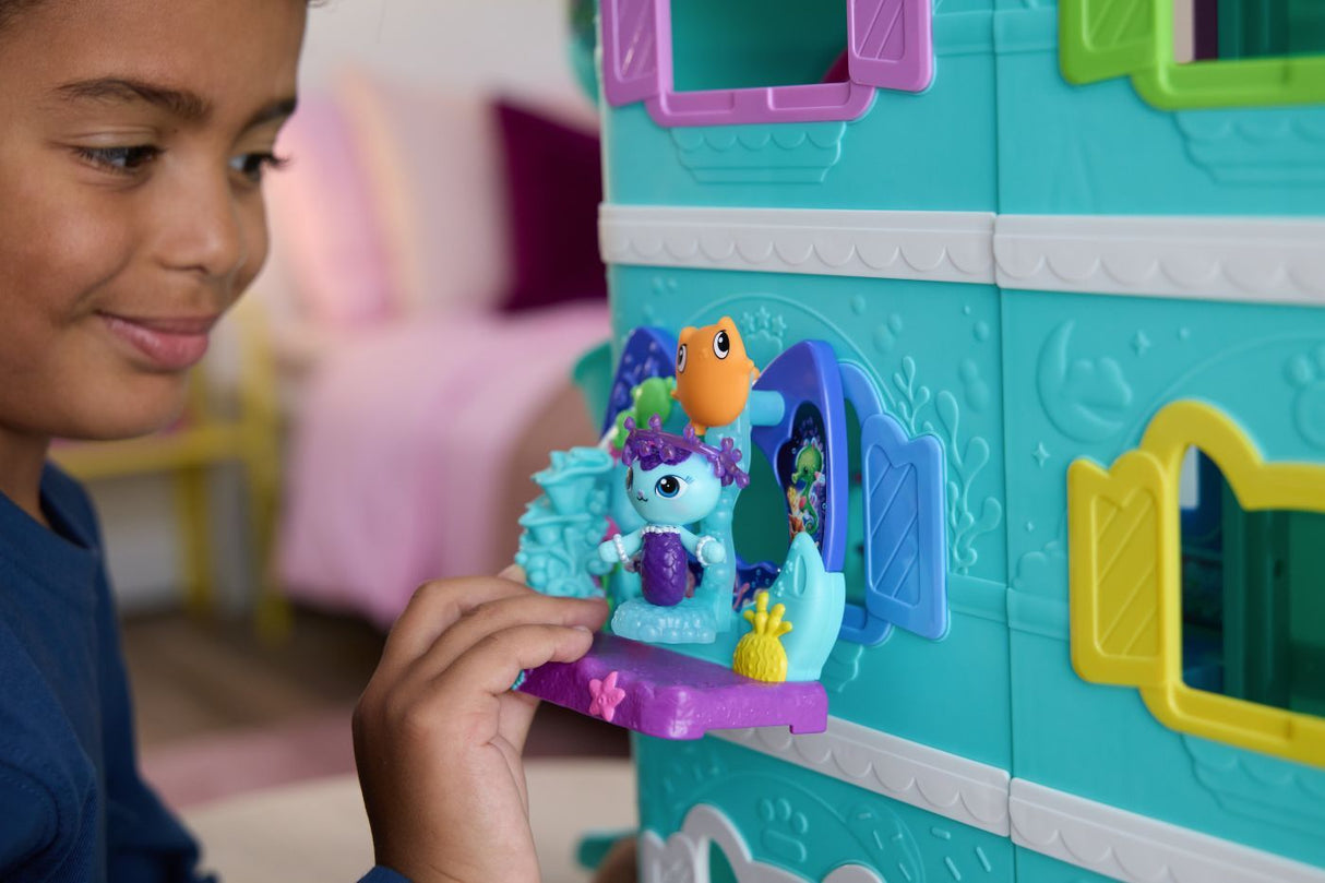 GABBYS DOLLHOUSE FILMUL SET BALCONUL ACVARIU SI FIGURINA MERCAT CU ACCESORII