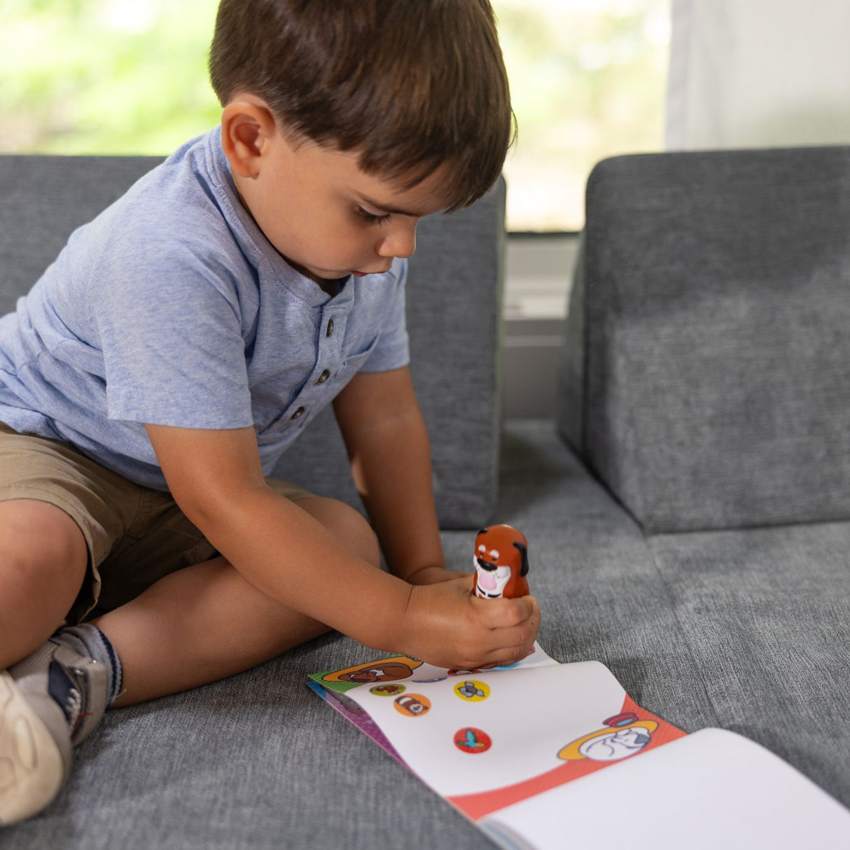 MELISSA AND DOUG SET DE JOACA AUTOCOLANTE SI STAMPILA CU CATELUS REINCARCABILA