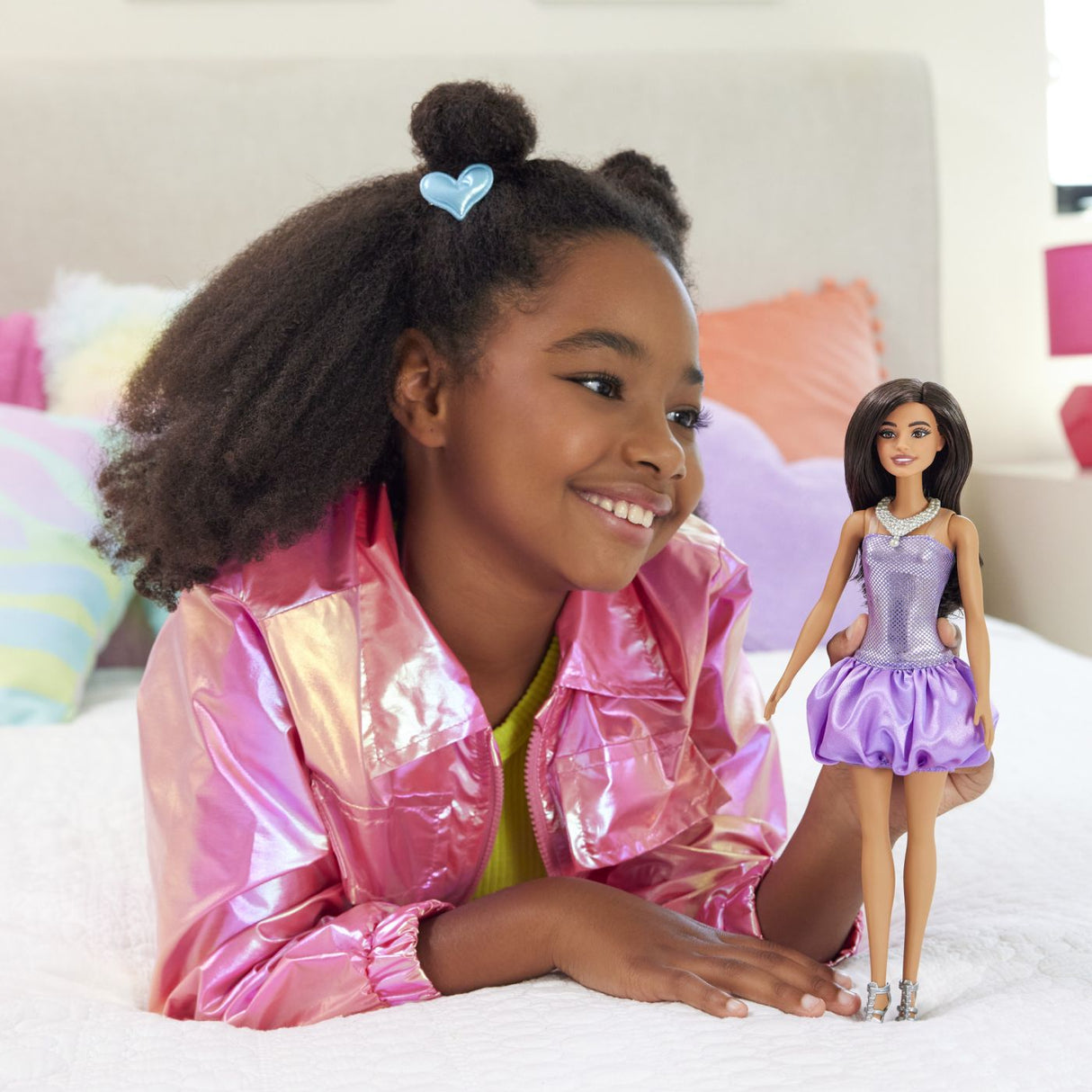 BARBIE FASHIONISTAS PAPUSA BARBIE BRUNETA CU ROCHIE MOV SI COLIER