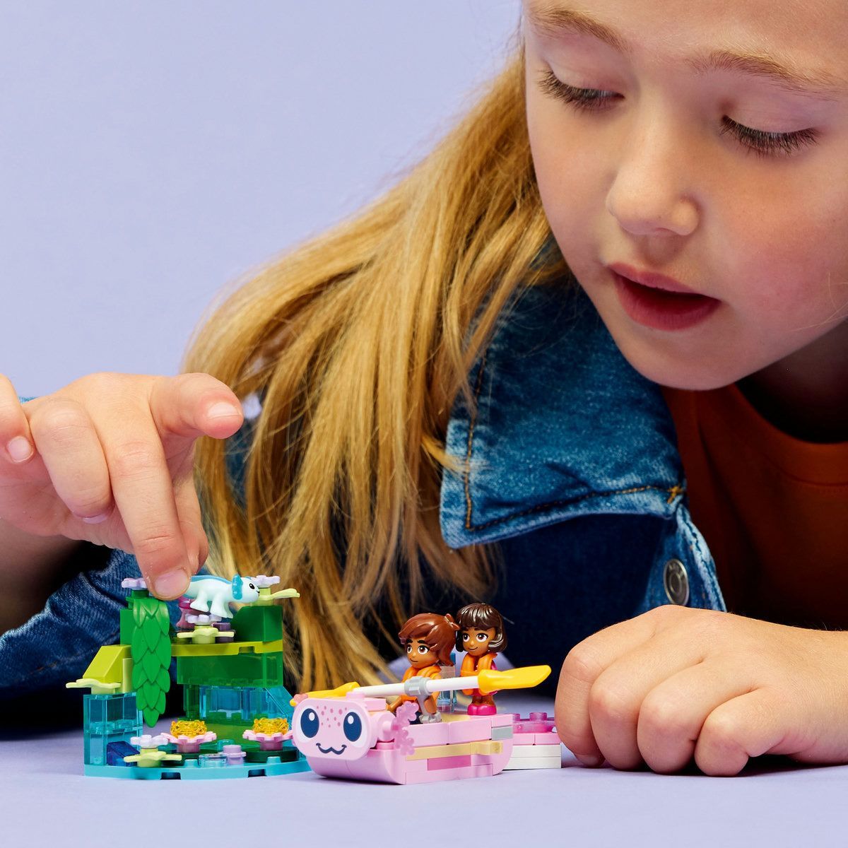 LEGO FRIENDS BARCA AXOLOTL PENTRU AVENTURI 42681