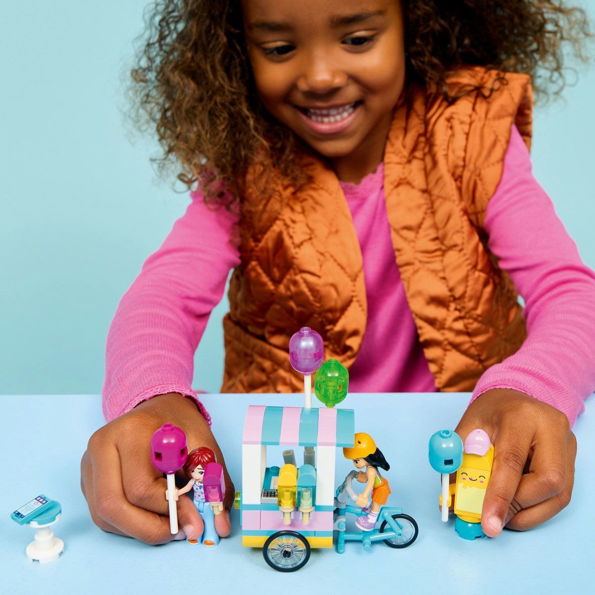 LEGO FRIENDS STAND CU INGHETATA SI BALOANE 42692
