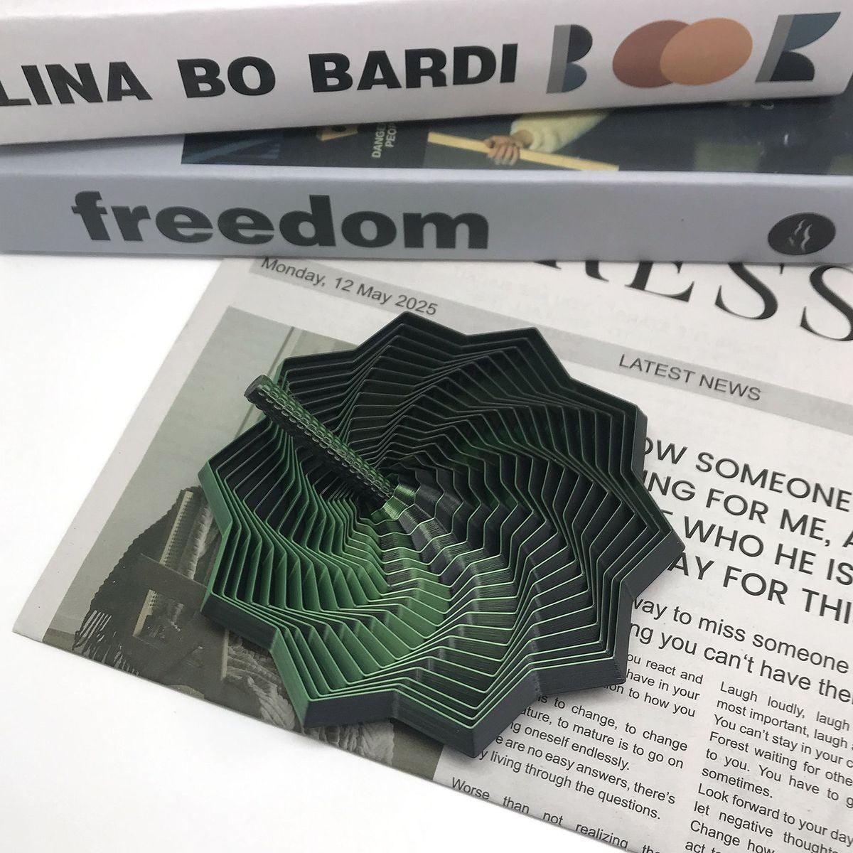 Jucarie decompresie, Stea 3D octogonala, maner spirala turn magic geometric, 17 cm, Negru Verde