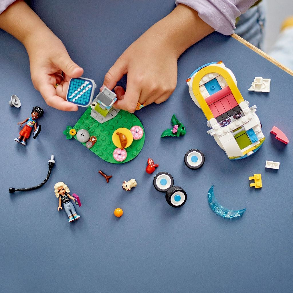 LEGO FRIENDS MASINA ELECTRICA SI INCARCATOR 42609