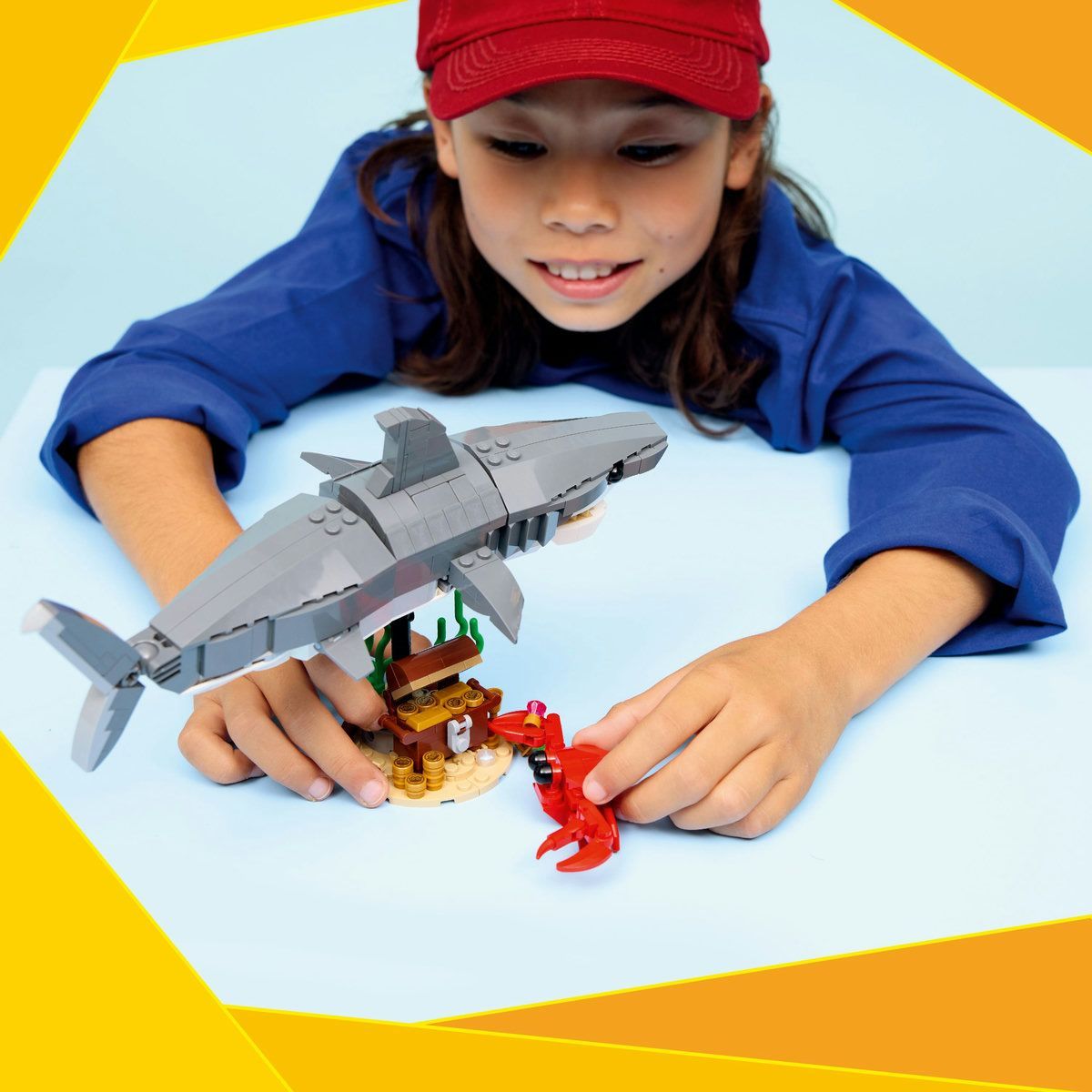 LEGO CREATOR RECHIN FEROCE CU UN CUFAR DE COMORI 31381