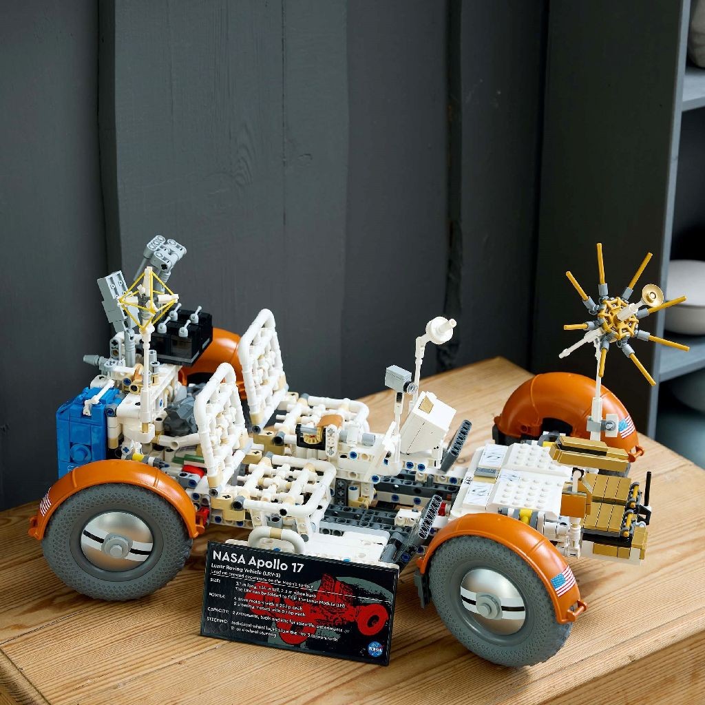 LEGO TECHNIC ROVERUL SELENAR DIN MISIUNILE NASA APOLLO 42182