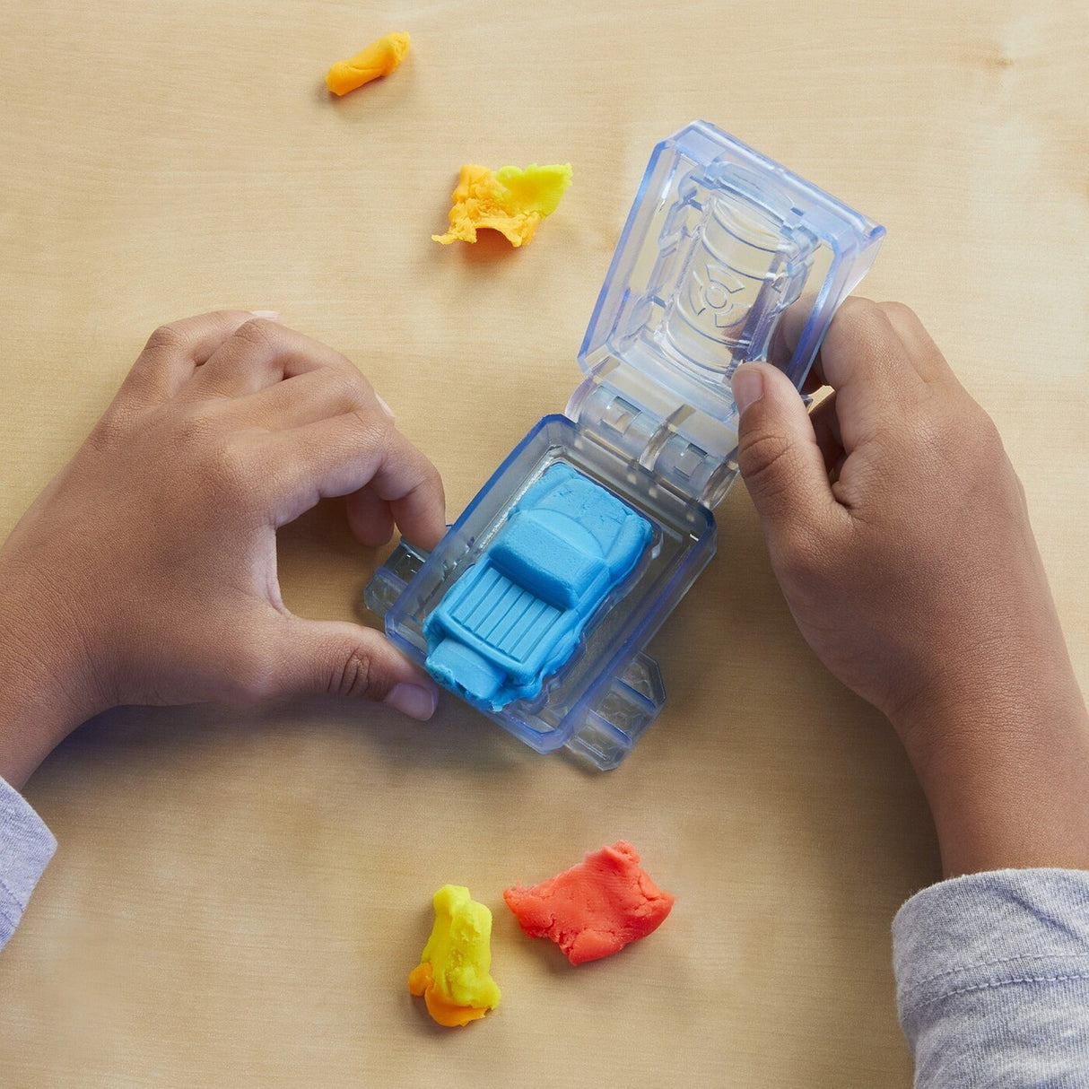 PLAY DOH MARVEL SET HULK LOVESTE SI ZDROBESTE
