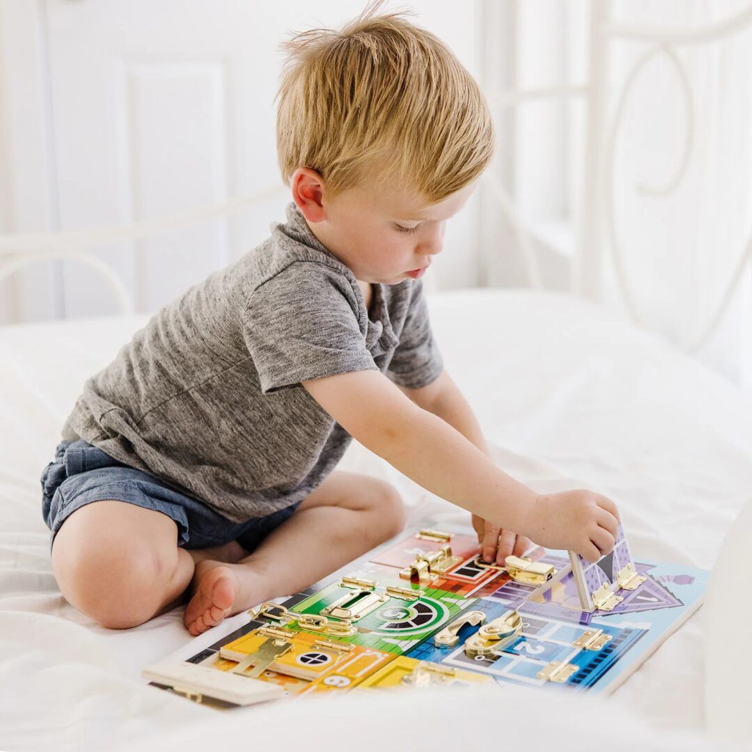 MELISSA AND DOUG SET DE INVATARE PLACA CU ZAVOARE DIN LEMN