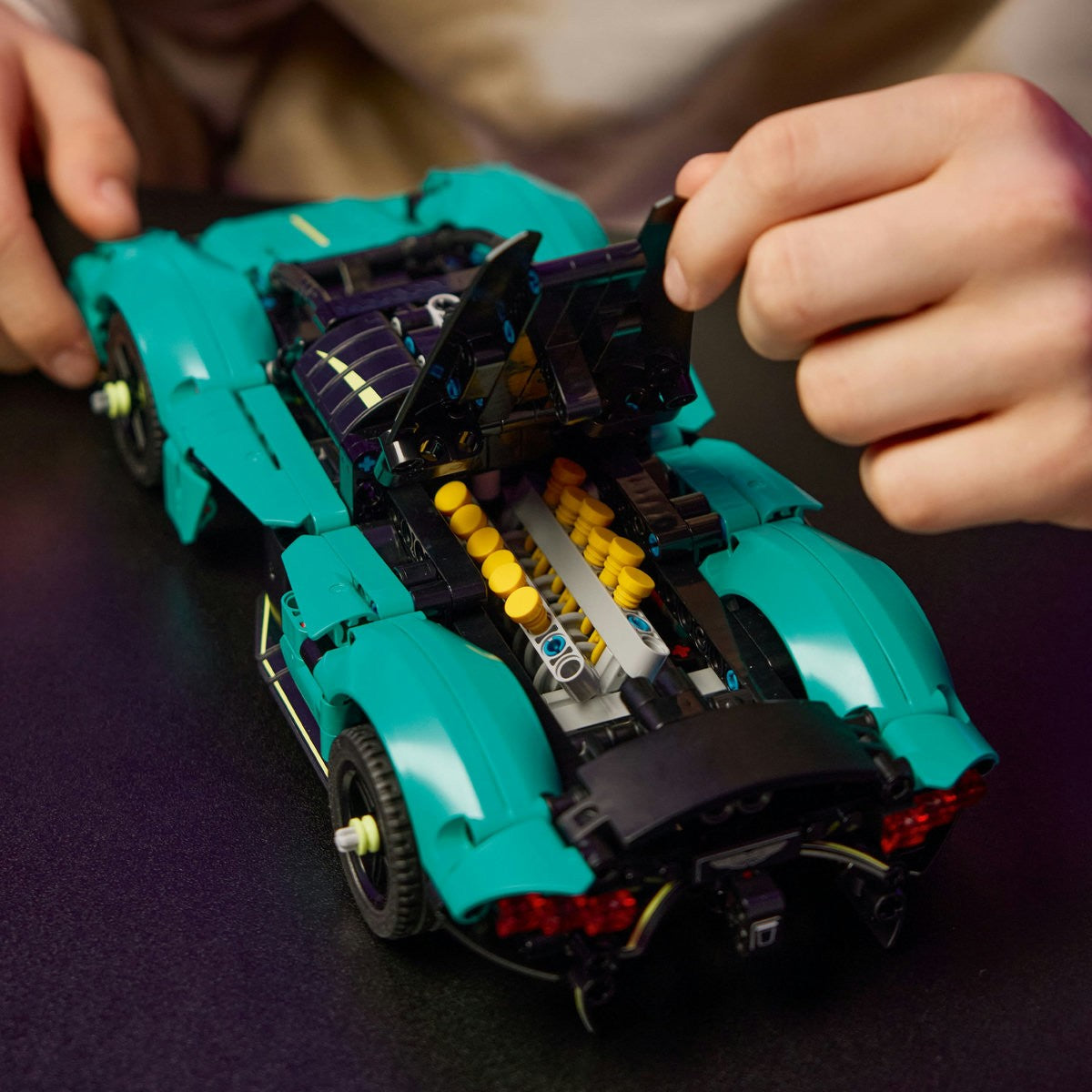 LEGO TECHNIC ASTON MARTIN VALKYRIE 42208