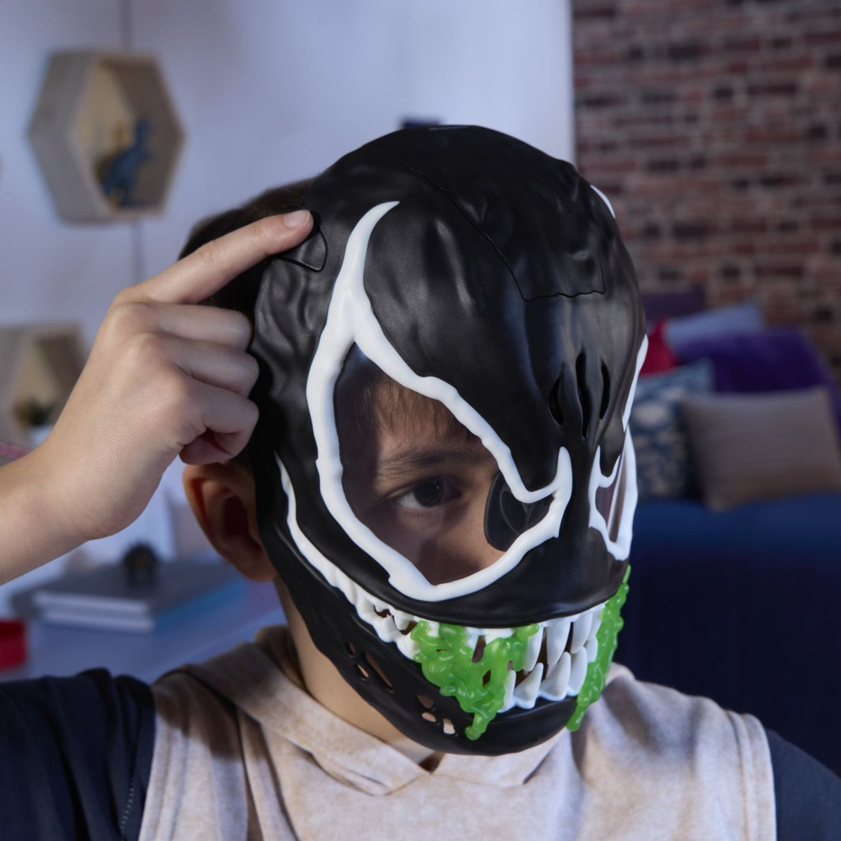 MARVEL SPIDERMAN MASCA GLOW IN THE DARK VENOM INTERACTIVA
