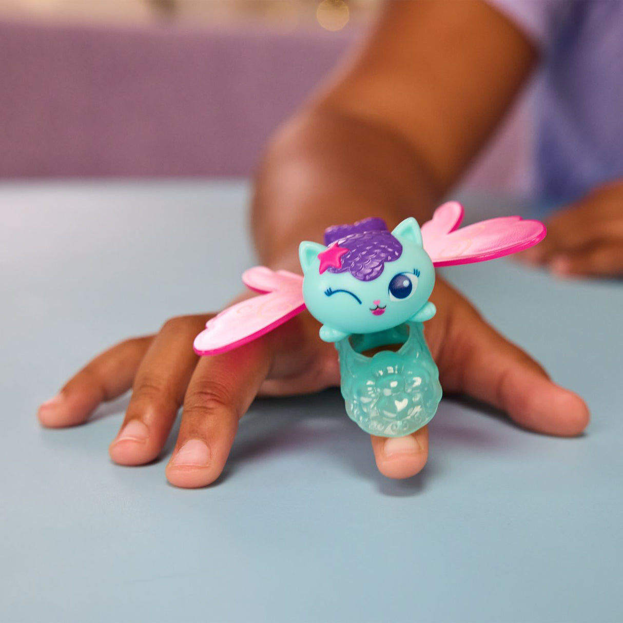 GABBYS DOLLHOUSE FAIRYLANDIA INEL DE ZANA CU FIGURINA MERCAT