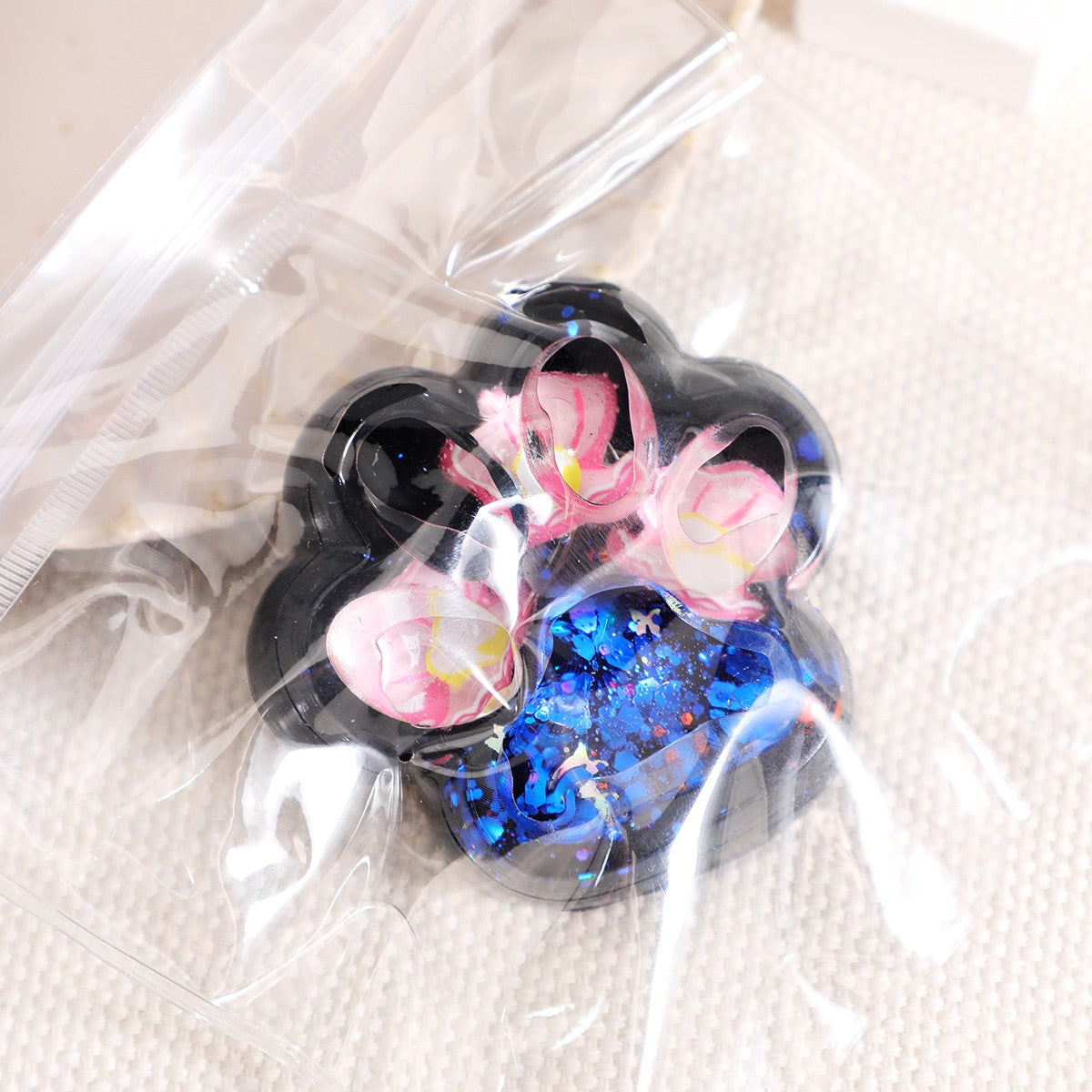 Jucarie Antistres Squishy, Vivimall, cu Revenire Lenta, Squeeze Pinch Family, Model Cat Paw, 6.5 x 6 cm, din Tpr, 4-6 Ani, Model 5 Meduze, Negru cu Insertii - vivimall.ro