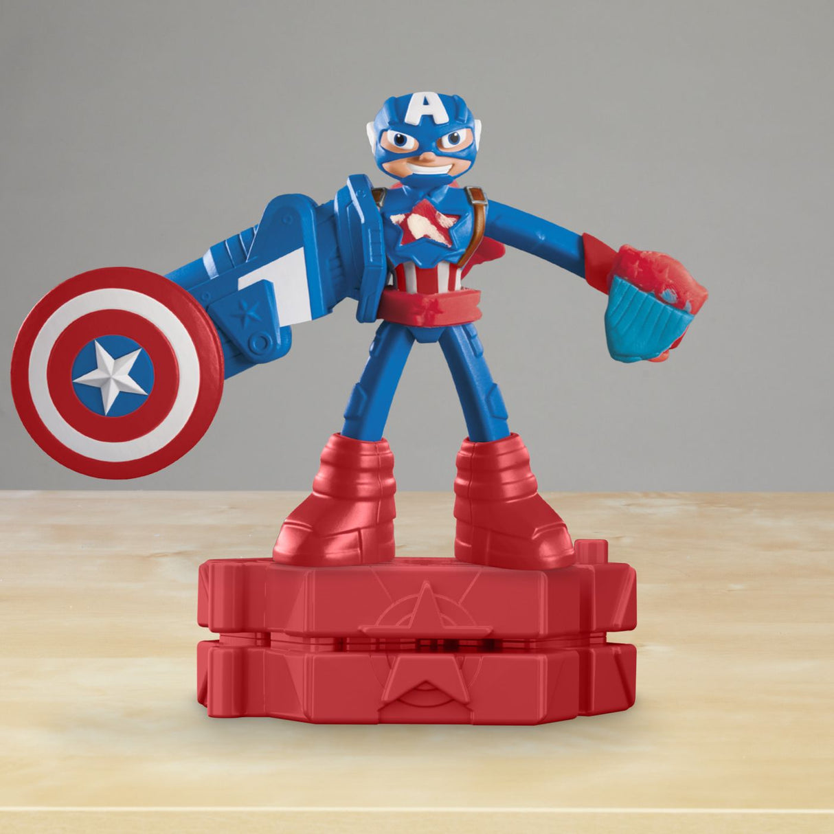 PLAY-DOH MARVEL FIGURINA FLEXIBILA CU ACCESORII CAPTAIN AMERICA 10CM