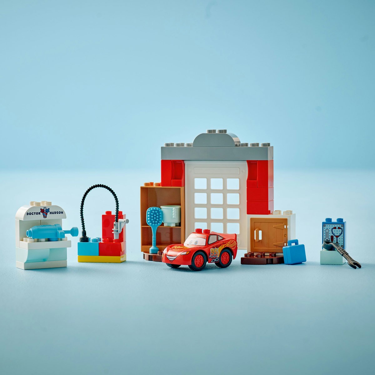 LEGO DUPLO VIZITA LUI MCQUEEN LA GARAJUL LUI DOC 10456