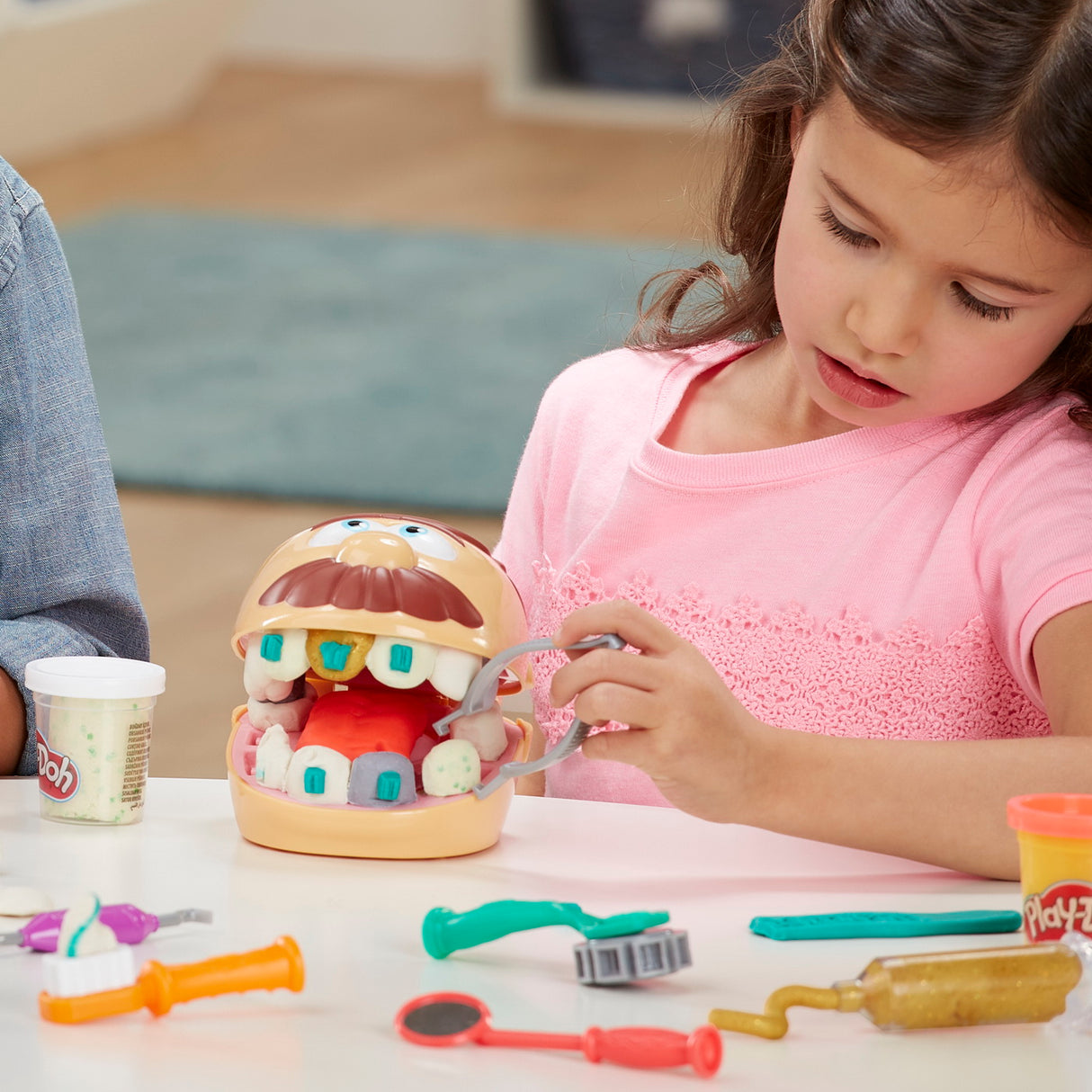 PLAY-DOH SET DENTISTUL CU ACCESORII SI DINTI COLORATI