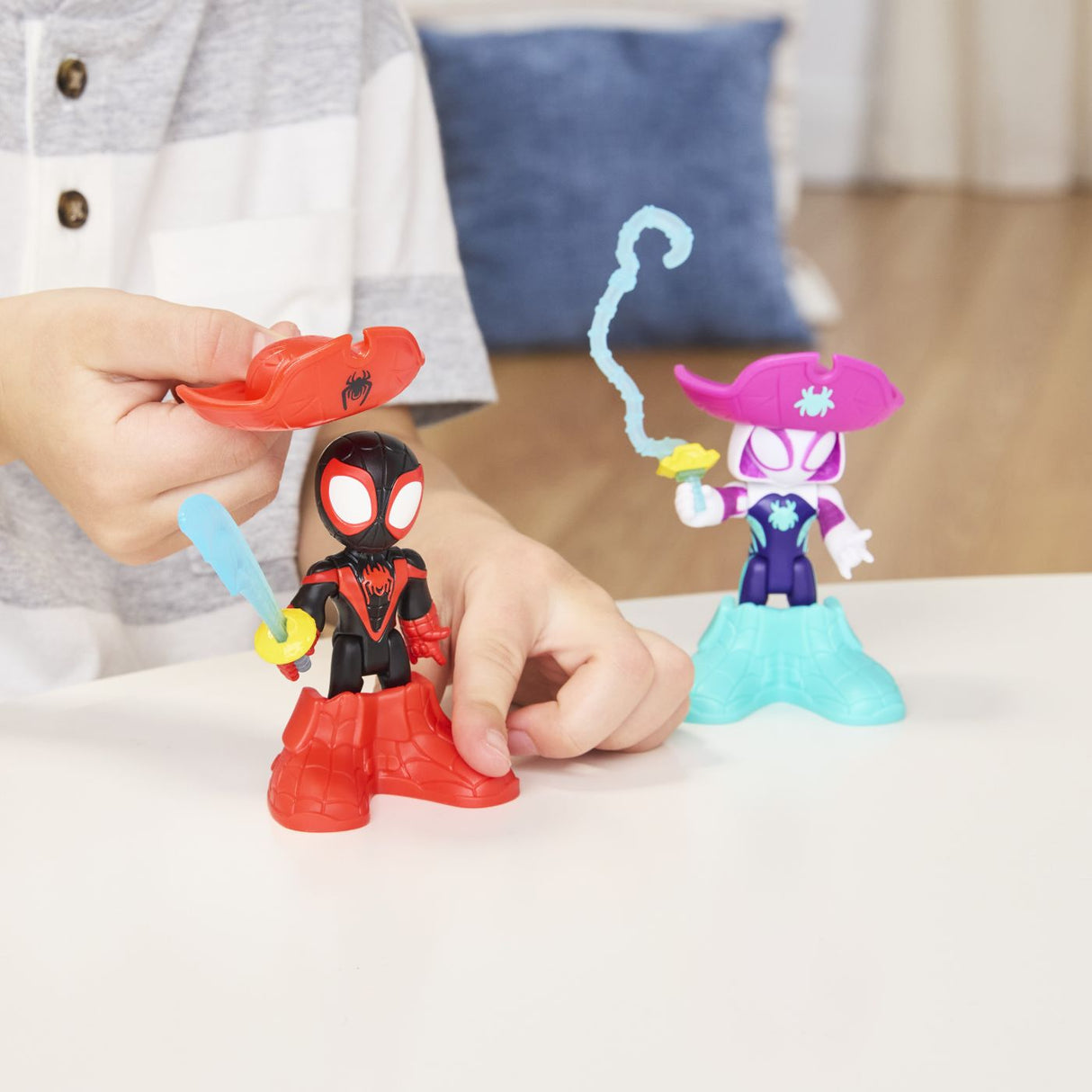 SPIDEY SI PRIETENII LUI UIMITORI MARVEL WATER WEBS SET 2 FIGURINE GHOST SPIDER SI PIRATE SPIN CU ACCESORII