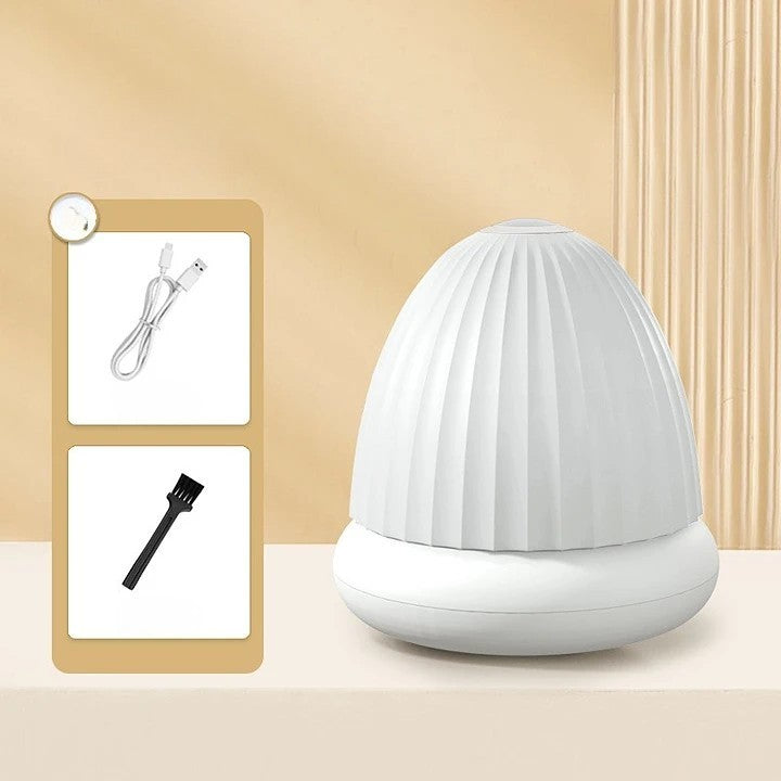 Aparat scame 2 în 1 alb în utilizare pe tricou, funcție lampă de veghe activată, design compact