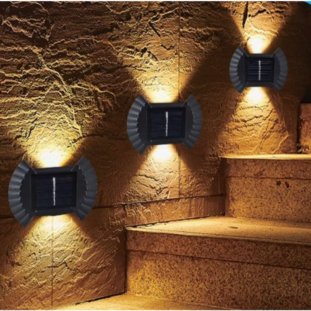 Set 4 Aplice solare LED Bidirectionale pentru perete Vivimall, in forma de funda, 8 LED-uri, material ABS si PC, lumina puternica, IP65, 10 x 7.5 cm, baterie 1.2 V, 300 mAh, autonomie 8-10 ore, alb cald - vivimall.ro