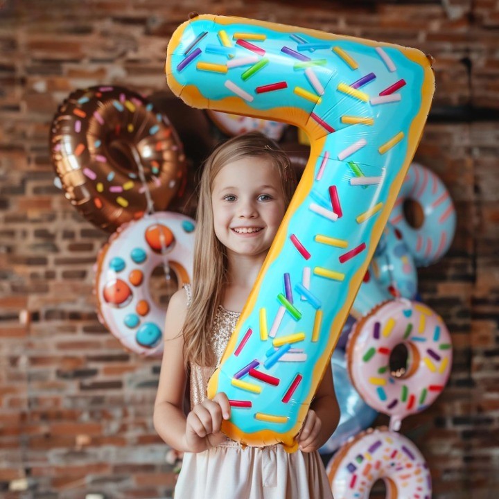 Balon din Folie Metalizata Vivimall, Figurina Cifra, Imprimeu Gogosi, Tema Aniversare 100 cm, Ambalaj Individual, Pai inclus, Umflare cu Aer sau Heliu, Multicolor, Cifra 7 - vivimall.ro