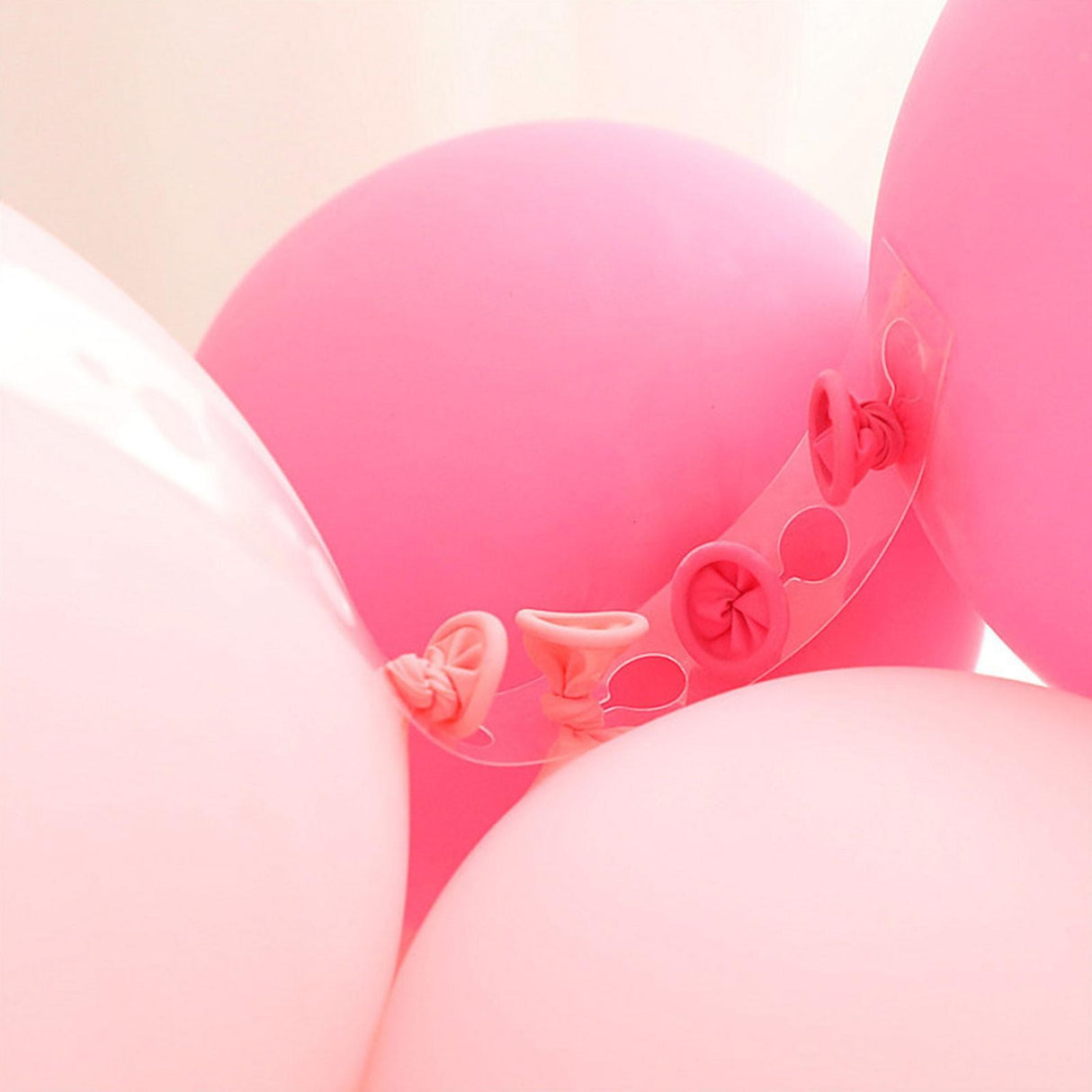 Banda Transparenta pentru Prinderea Baloanelor, Vivimall, din PVC, 5 m, Gauri Duble, Transparent - vivimall.ro