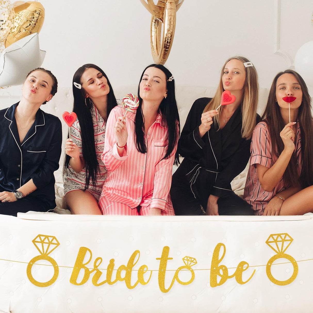 Banner Bride To Be, Vivimall, Dimensiune 30x20 cm, Rola de Ata Inclusa, Tematica Nunta, Decoratiune Party, Auriu - vivimall.ro