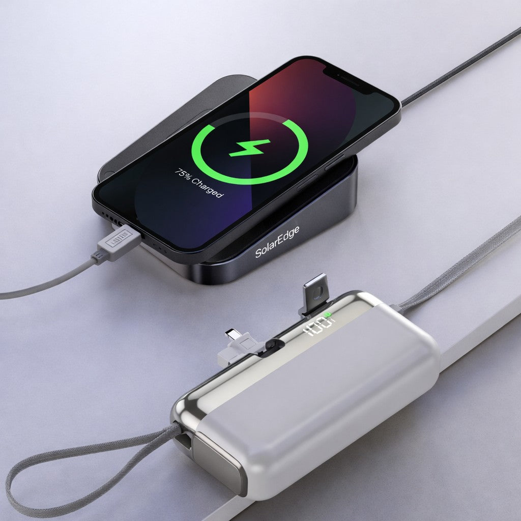 Baterie externă Flippy Power Bank Capsule albă în utilizare, încărcare smartphone, design portabil