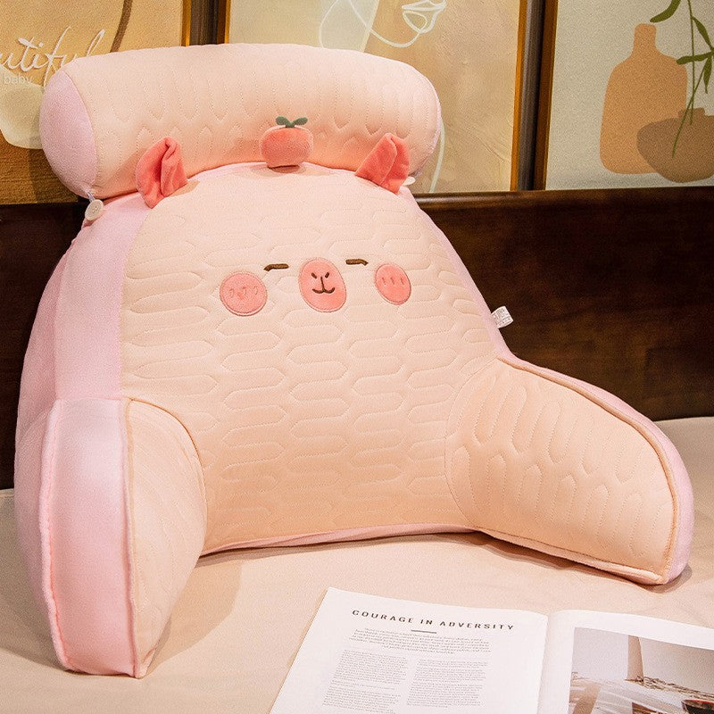 Perna Multifunctionala, Flippy, Spatar pentru Pat, Protectie Lombara, Marime Medie, 60 x 40 cm, din Latex, Model Capybara cu Mar in Cap, Roz - vivimall.ro