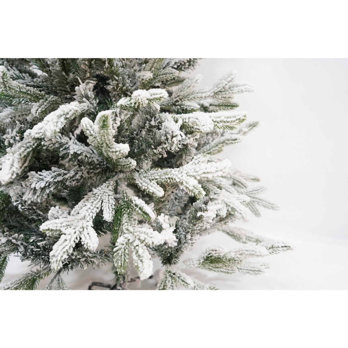 Brad Artificial de Craciun, Vivimall, 1.5 m inaltime, Verde, Pulverizat complet alb-tip zapada, Interior/ Exterior, Ramuri bogate - vivimall.ro