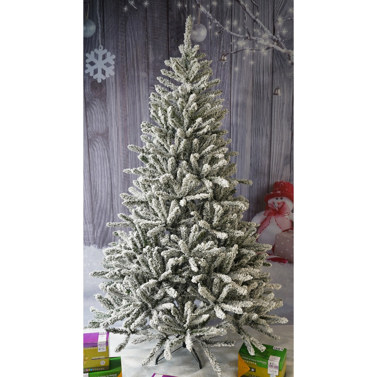 Brad Artificial de Craciun, Vivimall, 1.8 m inaltime, Verde, Pulverizat alb-tip zapada, Diametru inferior 110 cm, Interior/ Exterior - vivimall.ro