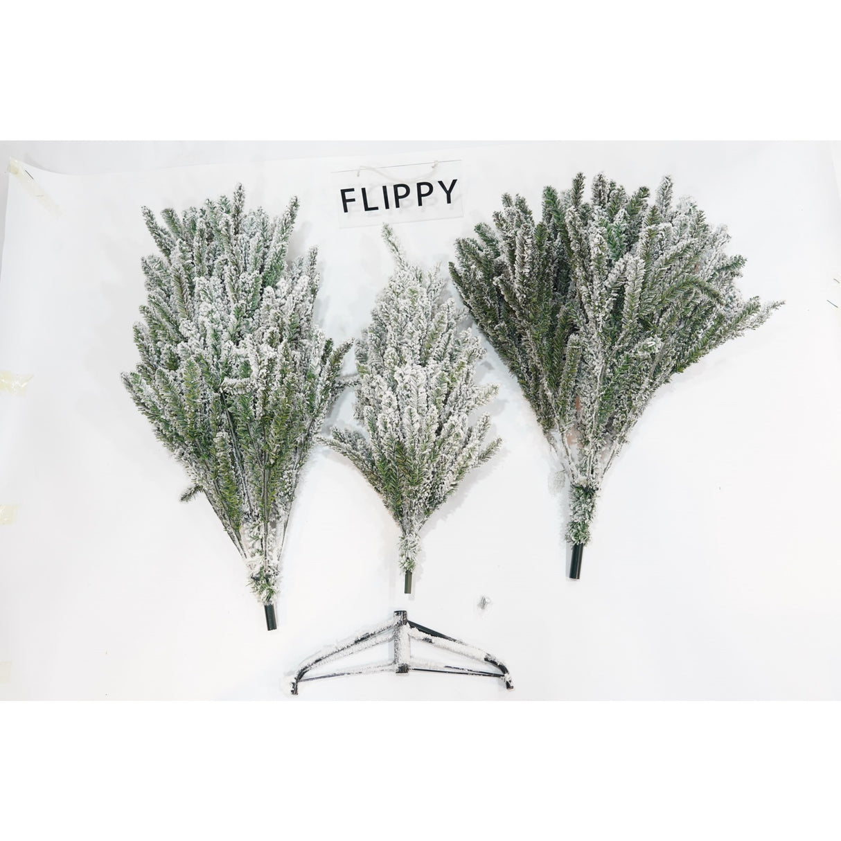 Brad Artificial de Craciun, Vivimall, 2.10 m inaltime, Verde, Pulverizat alb-tip zapada, Diametru inferior 130 cm, Interior/ Exterior - vivimall.ro