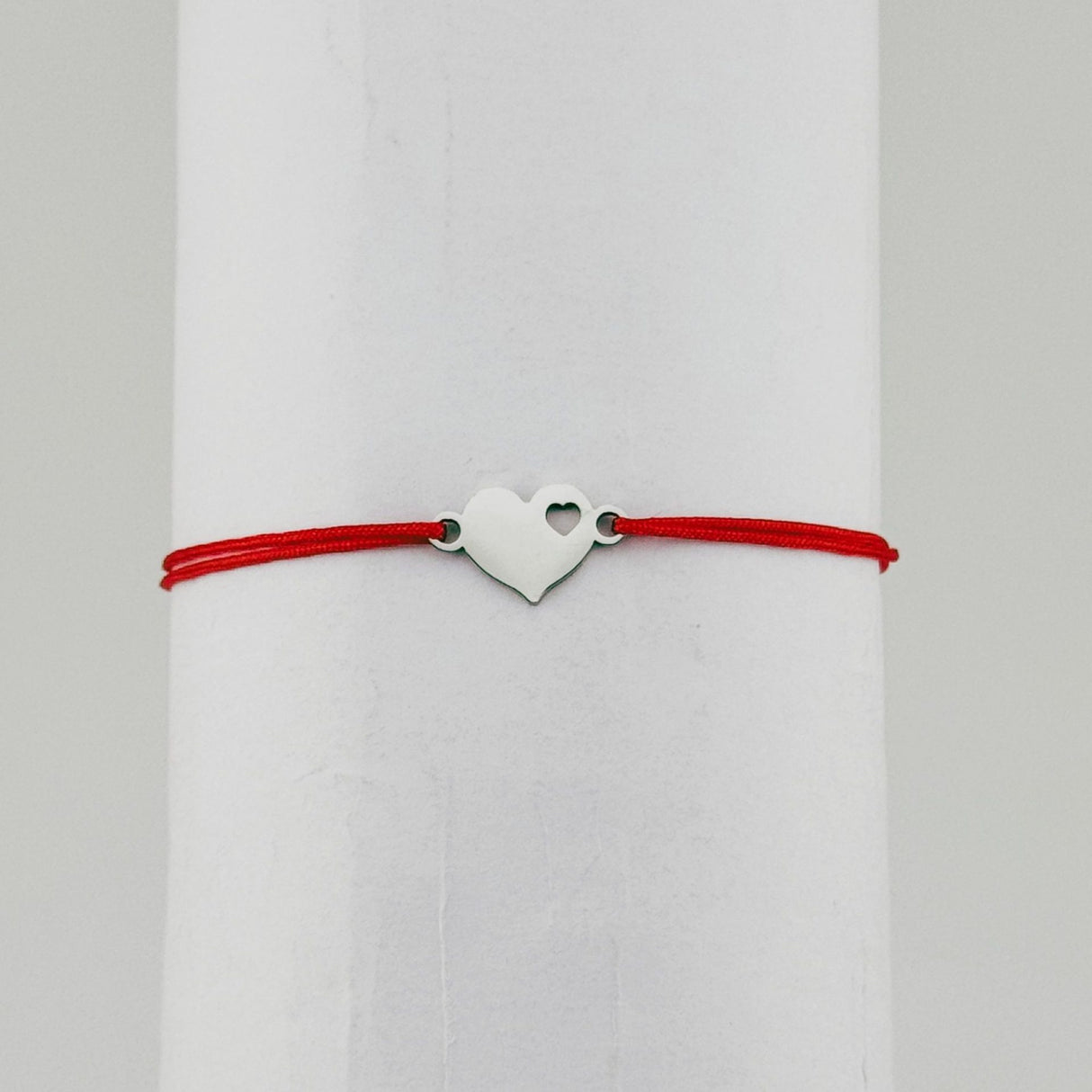 Bratara Martisor pentru Dama, Jolie, Model Inima, Set 12 bucati, Pandativ Argintiu din Inox cu Snur Rosu Ajustabil - vivimall.ro