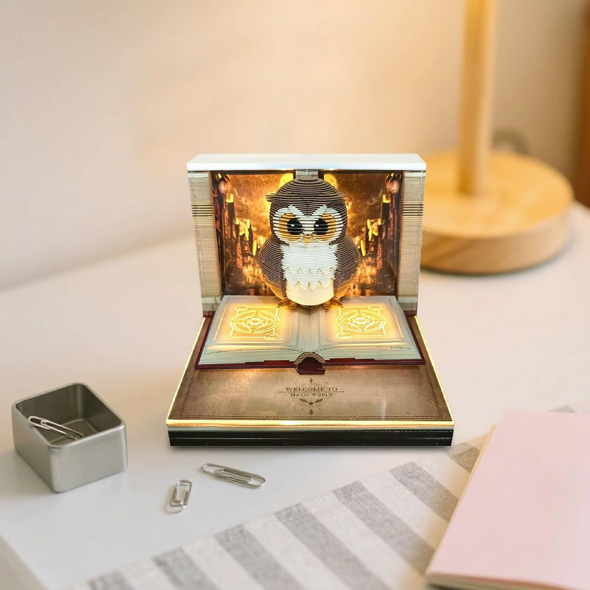 Calendar Interactiv 3D 2026, Vivimall, Calendar de Sculptura cu Luminite LED, Bufnita Magic World, pentru Copii, Calendar de Birou Ornamentat, 9 x 9 x 6.8 cm, Maro - vivimall.ro