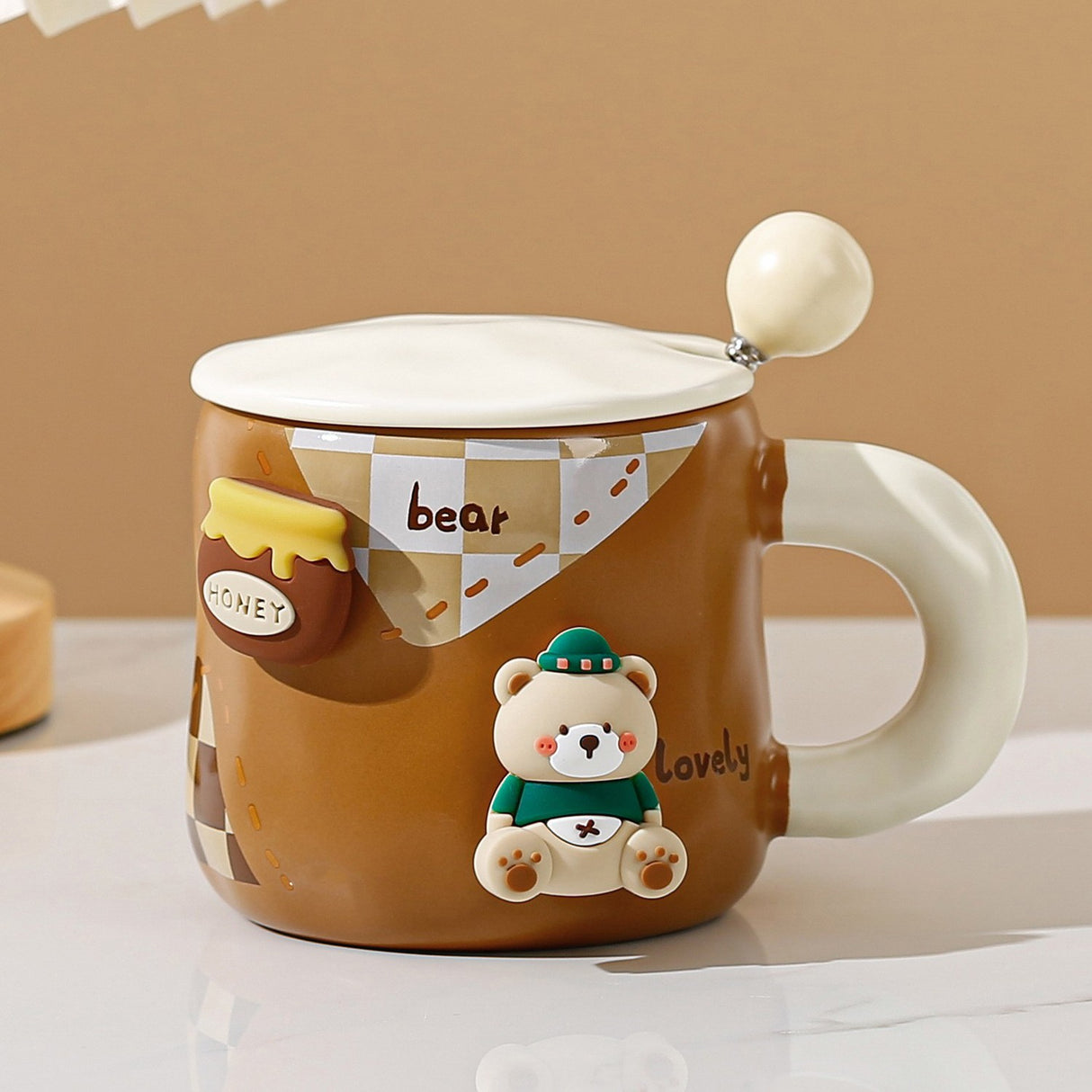 Cana din Ceramica, Vivimall, Model Urs pentru Baieti, Cana Universala, Cana pentru Ceai, Cana cu Lingura Metalica si Capac, 9.6 x 9.5 x 9.5 cm, 400 ml Maro - vivimall.ro