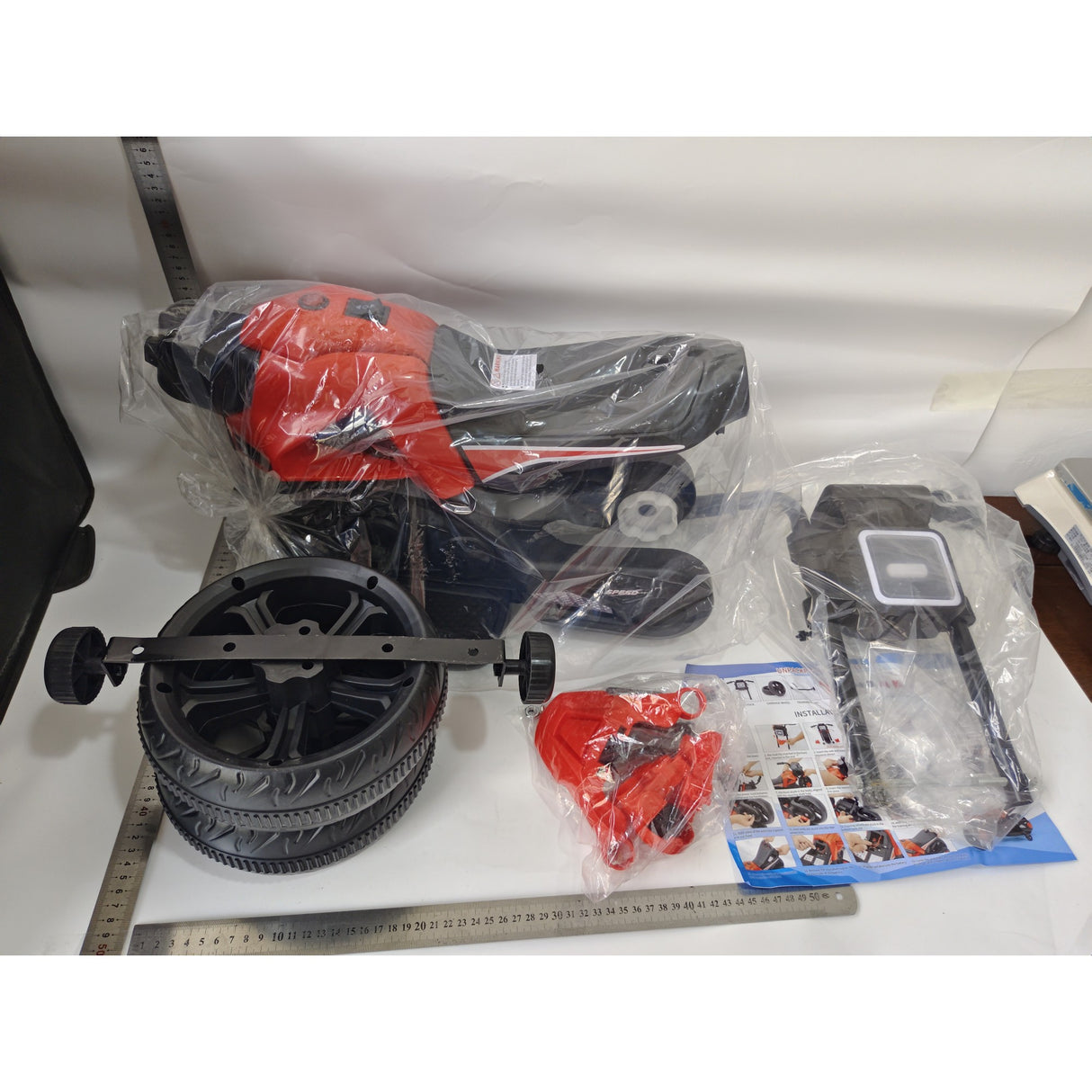 Motocicleta Electrica cu 2 Roti Mari si 2 Roti Ajutatoare, Vivimall, Acumulator Incarcare, Anti-Rasturnare, Lumini, Muzica, Motor:380, Baterie 6V4.5, 41.5x70x34 cm, 4.5 Kg, 3 Ani+, Rosu Negru - vivimall.ro