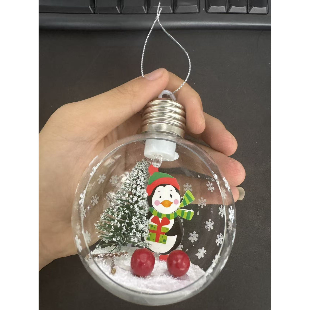 Glob de Craciun, Vivimall, cu LED, Model Pinguin, 10 x 5 x 3 cm, Multicolor - vivimall.ro