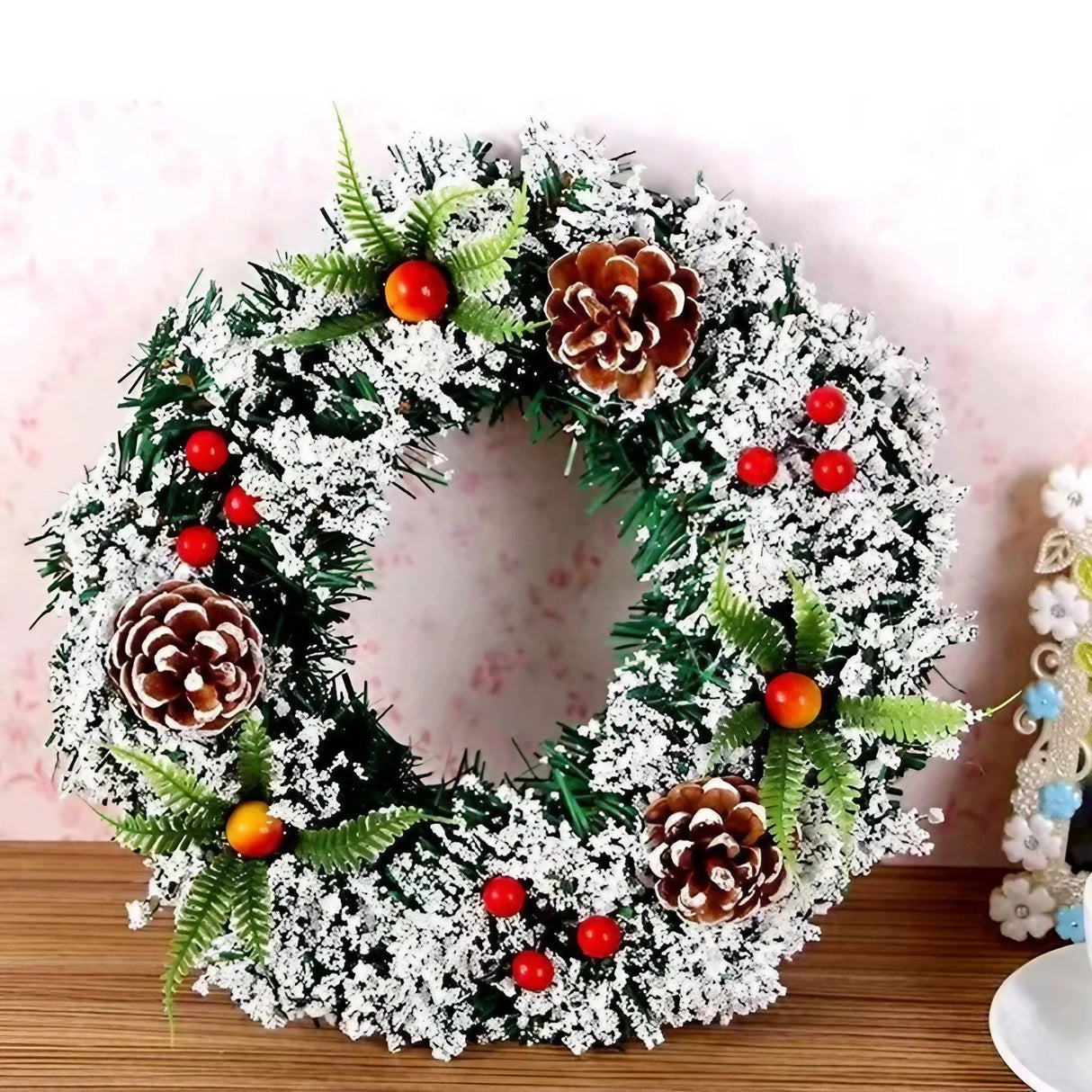 Coronita pentru Craciun Vivimall, diametru 20 cm, din brad artificial, decorata cu conuri si merisoare, inzapezit, Verde/Alb - vivimall.ro