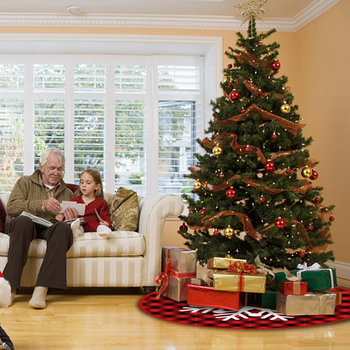 Covoras pentru Bradul de Craciun, Vivimall, din Tesatura Pufoasa, cu Fundite de Prindere, Model Fulg de Nea, Carouri Rosu/Negru, Diametru 90 cm - vivimall.ro