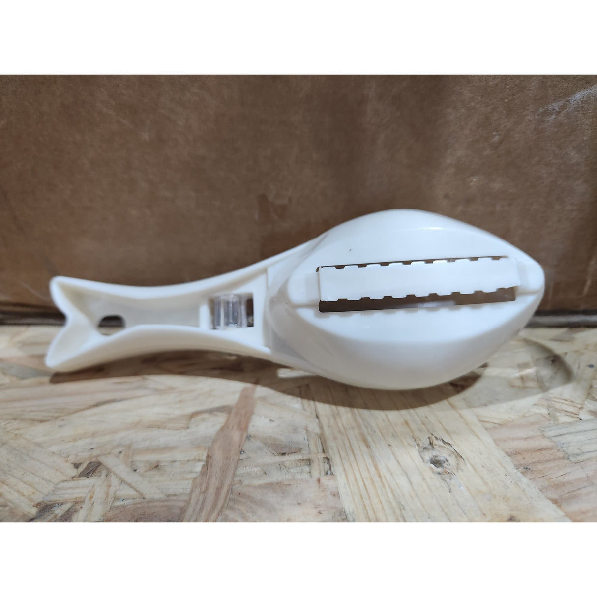 Curatator de Solzi de Peste, Vivimall, Manual, Forma Peste, cu Compartiment de Colectare, din Plastic, 15.5x5.5 cm, Alb - vivimall.ro