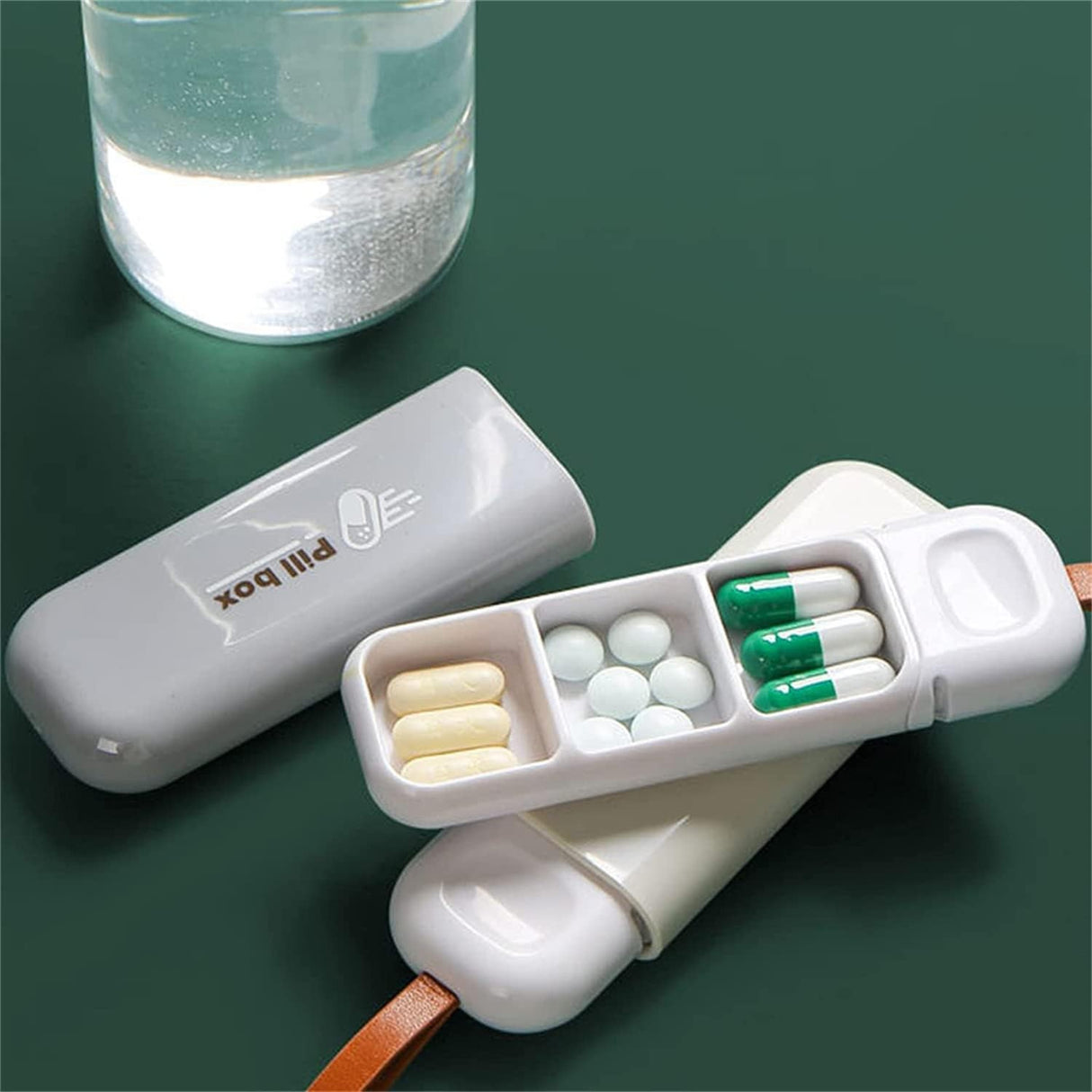 Cutie Depozitare Medicamente, Vivimall, Portabila, 3 Compartimente, Tip Breloc, Plastic, Glisanta, Gri, 10.7x3.6x1.6 cm - vivimall.ro