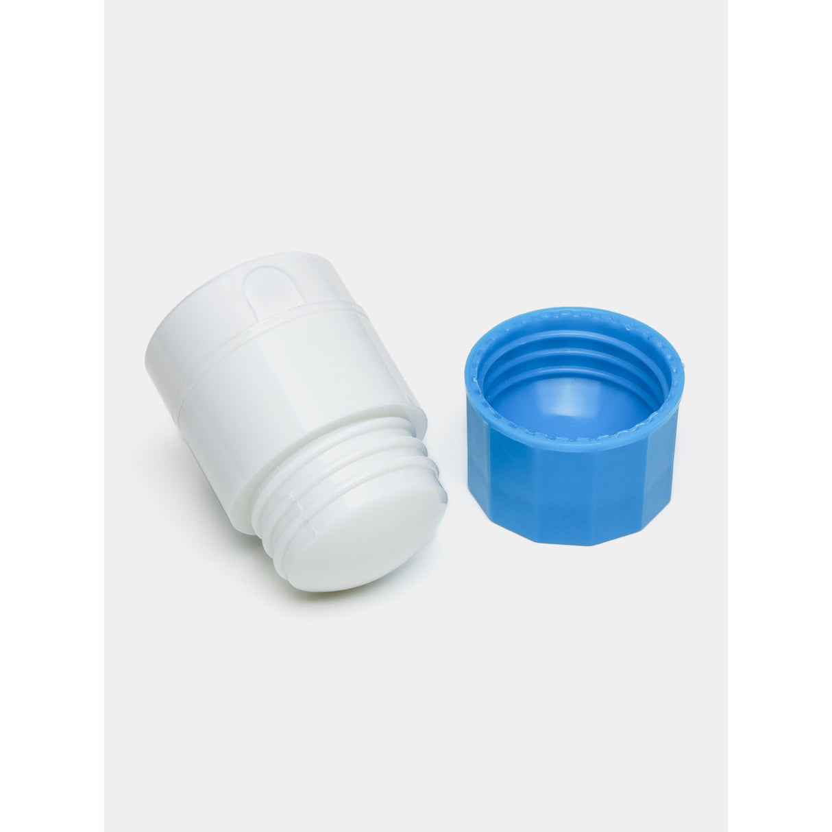 Cutie Pastile Multifunctionala, Vivimall, 4 in 1, Pahar Apa, Taiere, Sfaramare, Depozitare, Compact, ABS cu Lama din Inox, Alb/Albastru, 8.7x6.2x4.1 cm - vivimall.ro