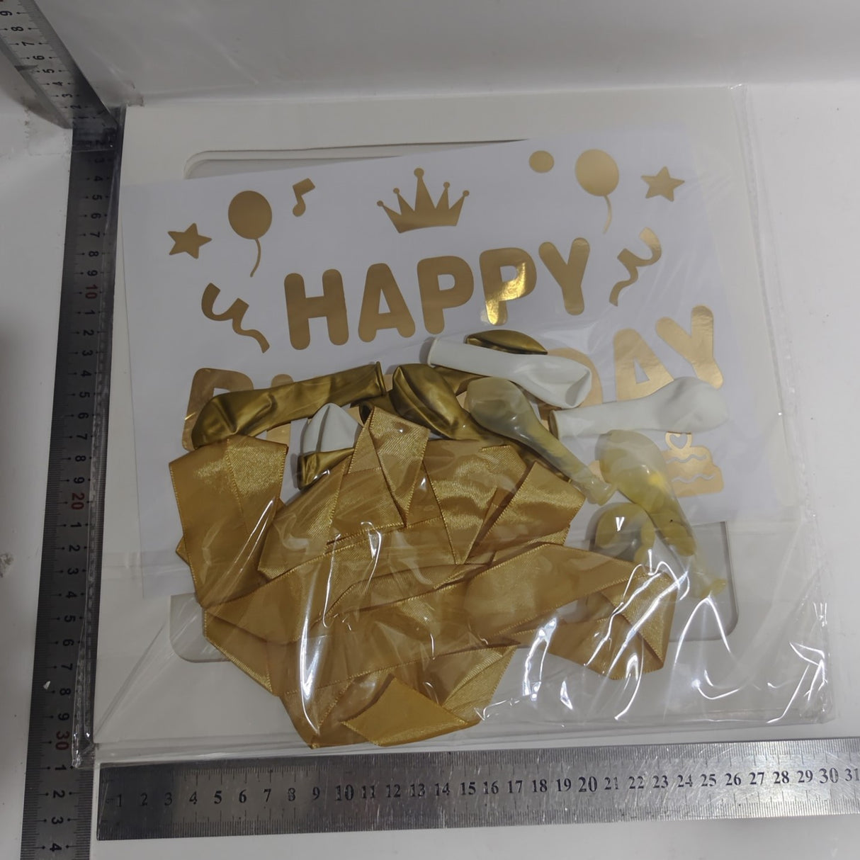 Cutie pentru Baloane, Vivimall, Tematica Aniversare, Model Scris Happy Birthday, Baloane Aurii, Albe si Panglica Incluse, Contur Alb, Transparenta, 30x30 cm - vivimall.ro