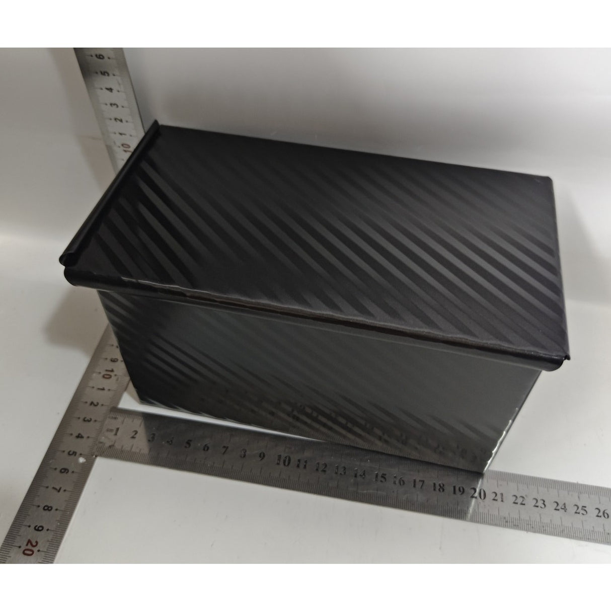 Tava pentru Paine, Vivimall, din Otel Carbon, 450 g, cu Capac, Antiaderenta, 21 x 11 x 11.5 cm, Negru - vivimall.ro