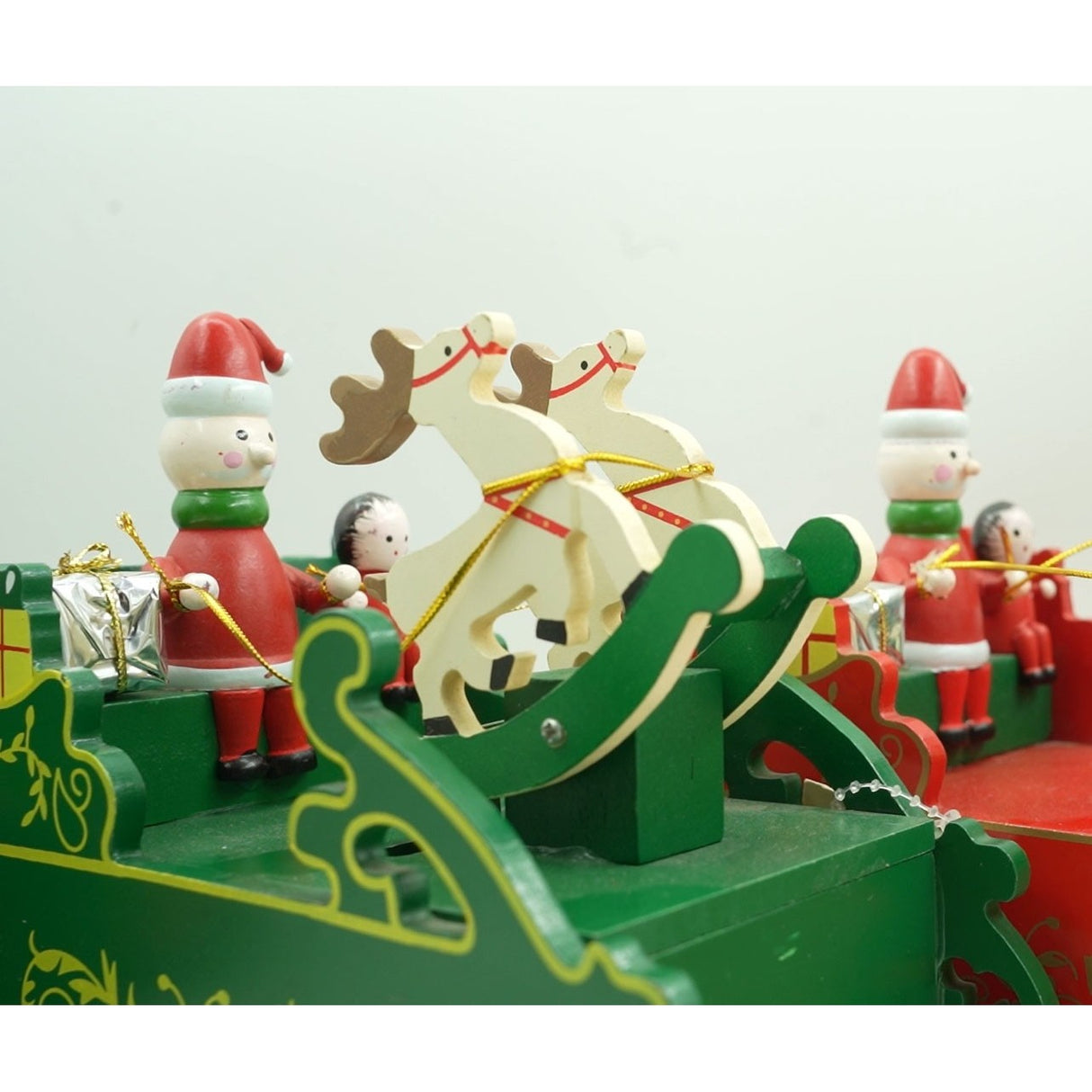 Cutiuta muzicala decorata, Sania lui Mos Craciun, Verde, din Lemn, 16 cm x 18.5 cm, Interior, Vivimall - vivimall.ro