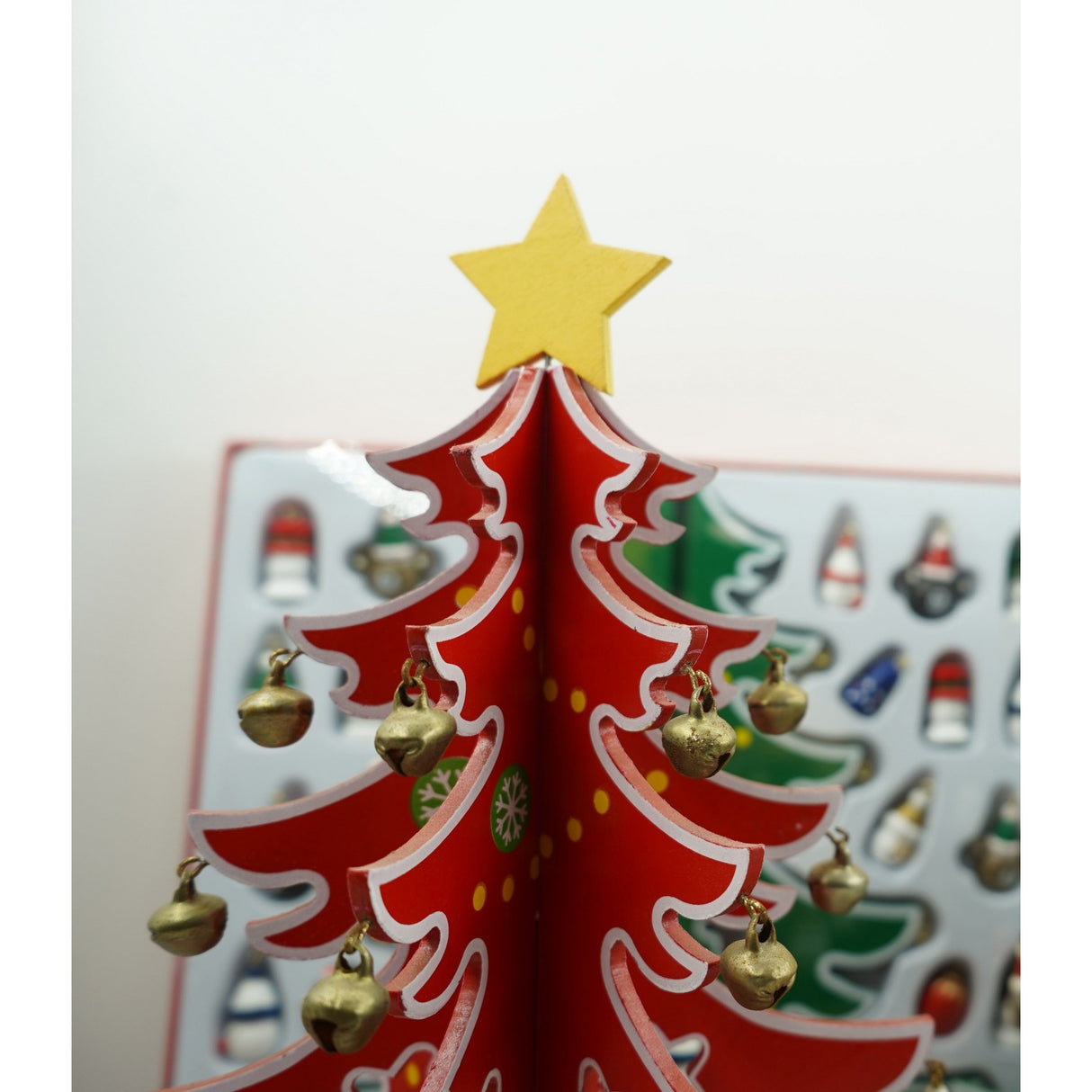 Decoratiune Craciun, Brad, Rosu/Alb, 15 cavitati cu ornamente, 25.5 cm x 33 cm, Lemn, Vivimall - vivimall.ro