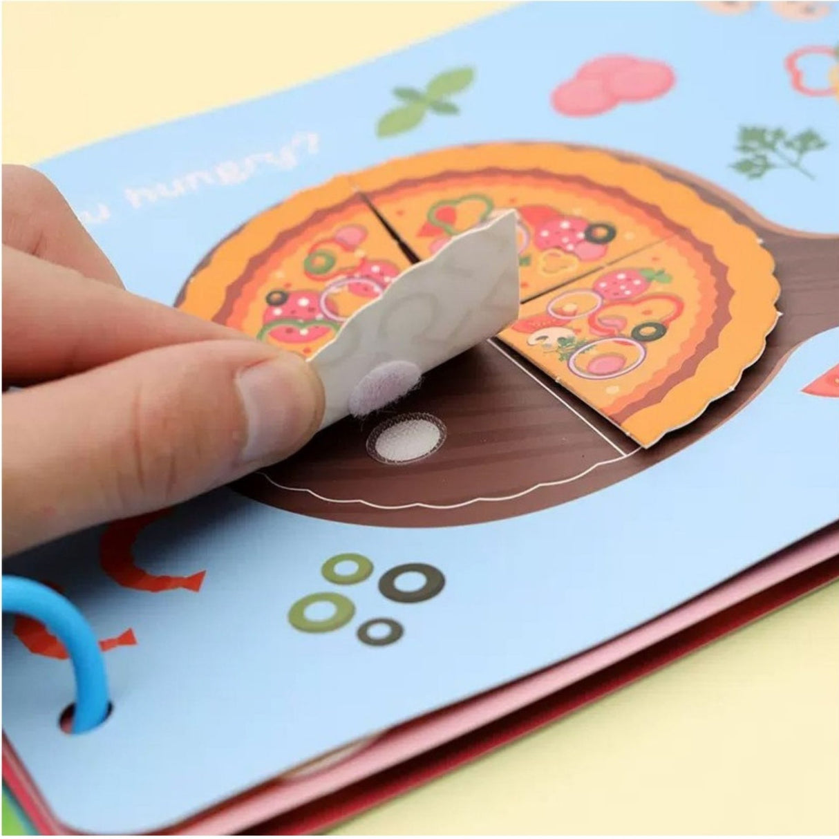 Detaliu pagină carte senzorială Flippy cu piese velcro forme și numere, carton gros impermeabil