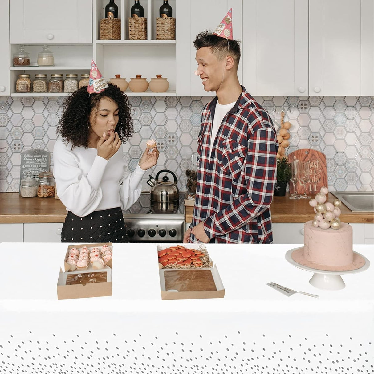 Fata de Masa, Vivimall, din PEVA, Imprimeu Buline, 137 x 274 cm, Impermeabila, Fara Pete, Curatare Rapida, Gri - vivimall.ro