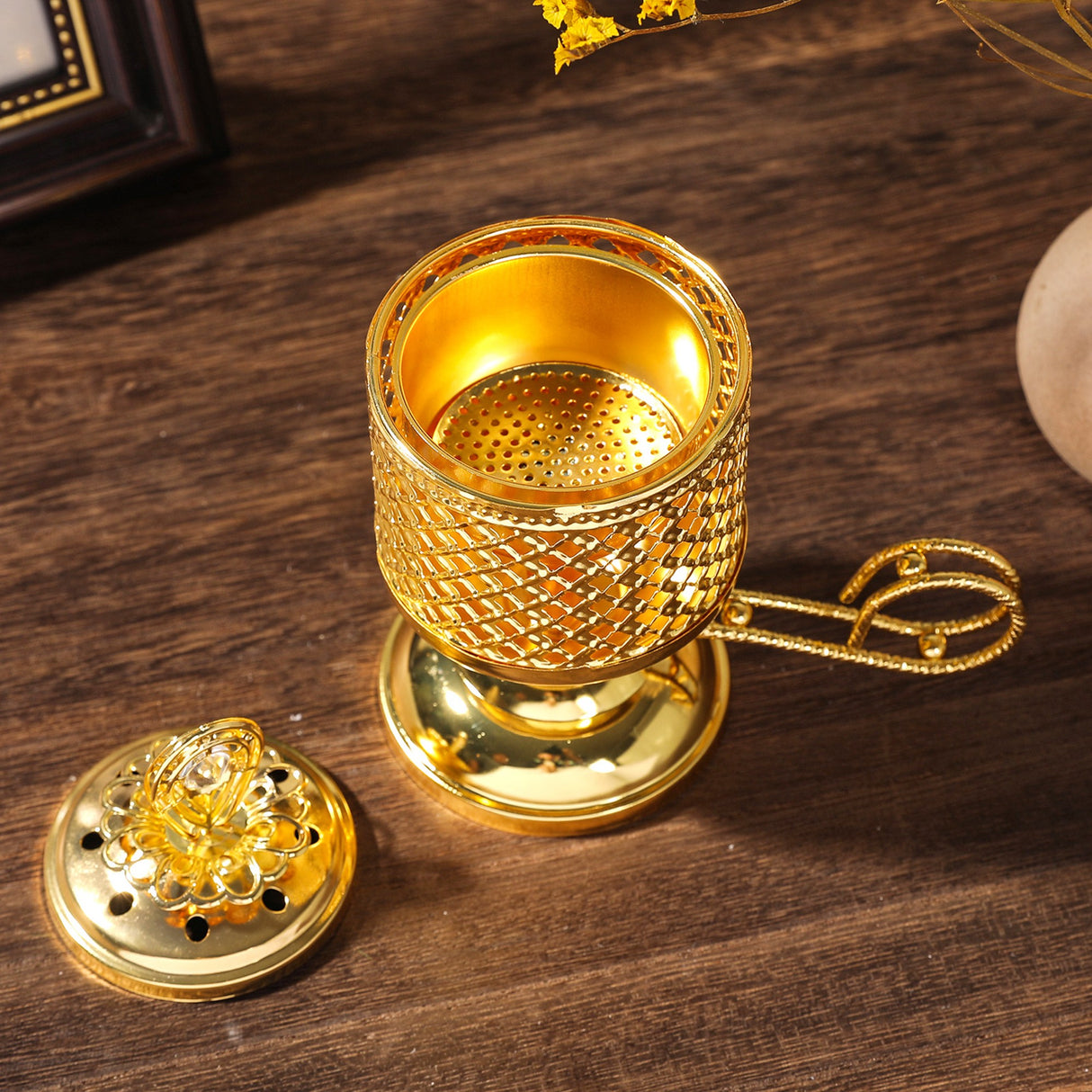 Arzator de Tamaie cu Carbune, Flippy, Metal Auriu, Stil Orientul Mijlociu, Portabil, cu Capac Anti Cenusa, 14 x 6.5 cm, Auriu - vivimall.ro