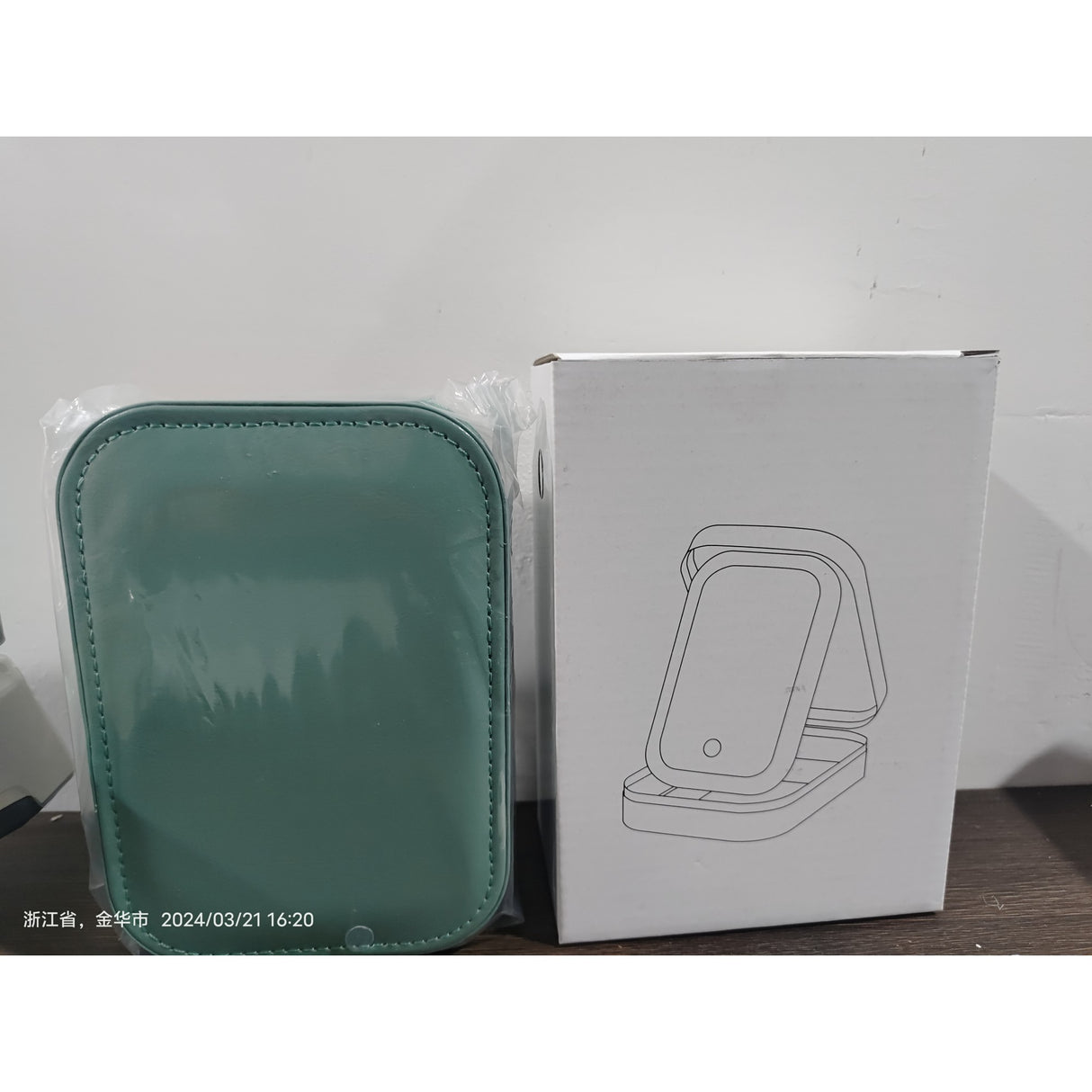 Portfard, Vivimall, Geanta Cosmetice, cu Oglinda LED, 3 Moduri de Lumina, Incarcare USB, Baterie 1200 mAh, pentru Organizarea Cosmeticelor, 4 Compartimente, Imitatie Piele, Verde, 16.5x11.5x6 cm - vivimall.ro