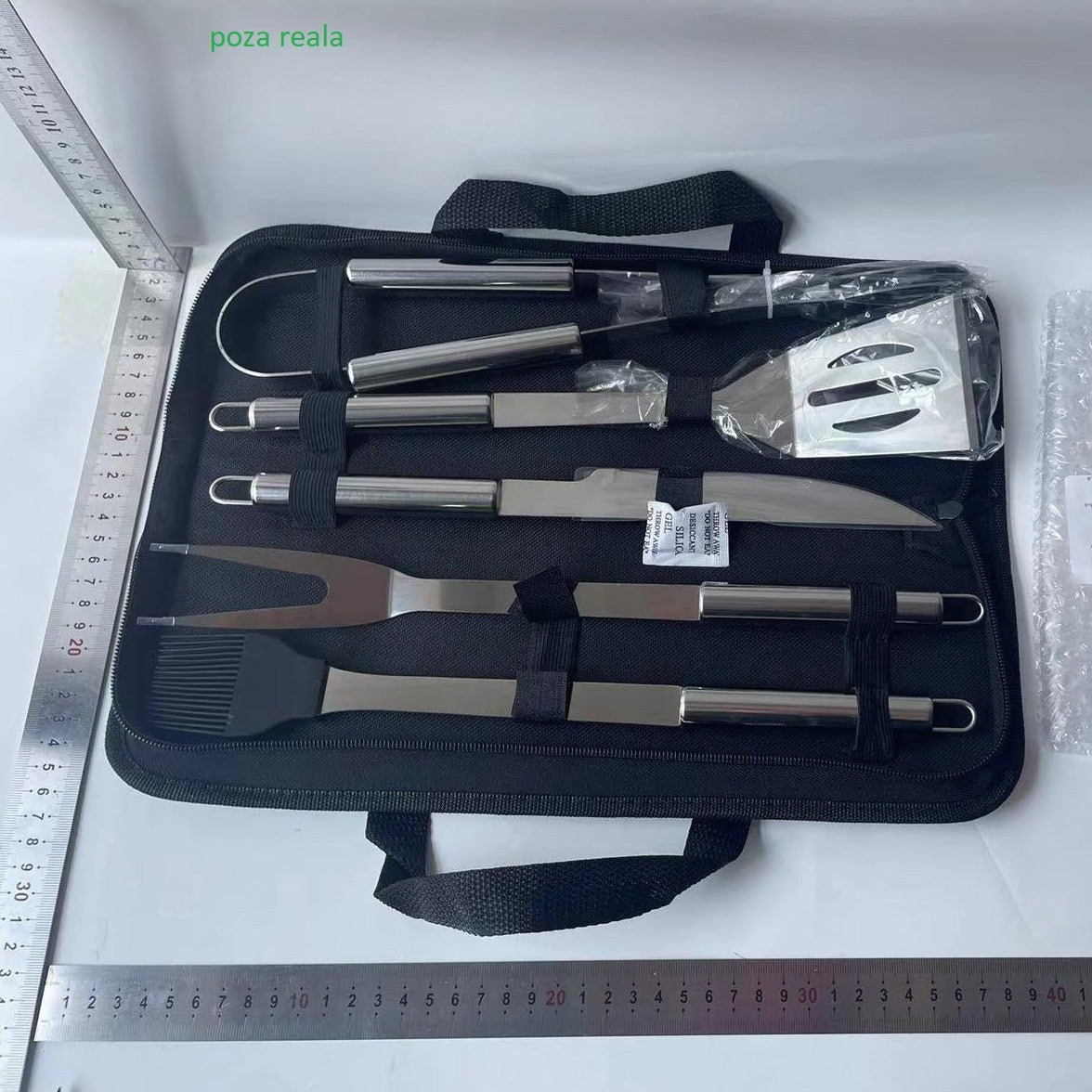 Cele 5 ustensile grătar argintii — paletă, clește, furculiță, cuțit și pensulă, detaliu mânere ergonomice