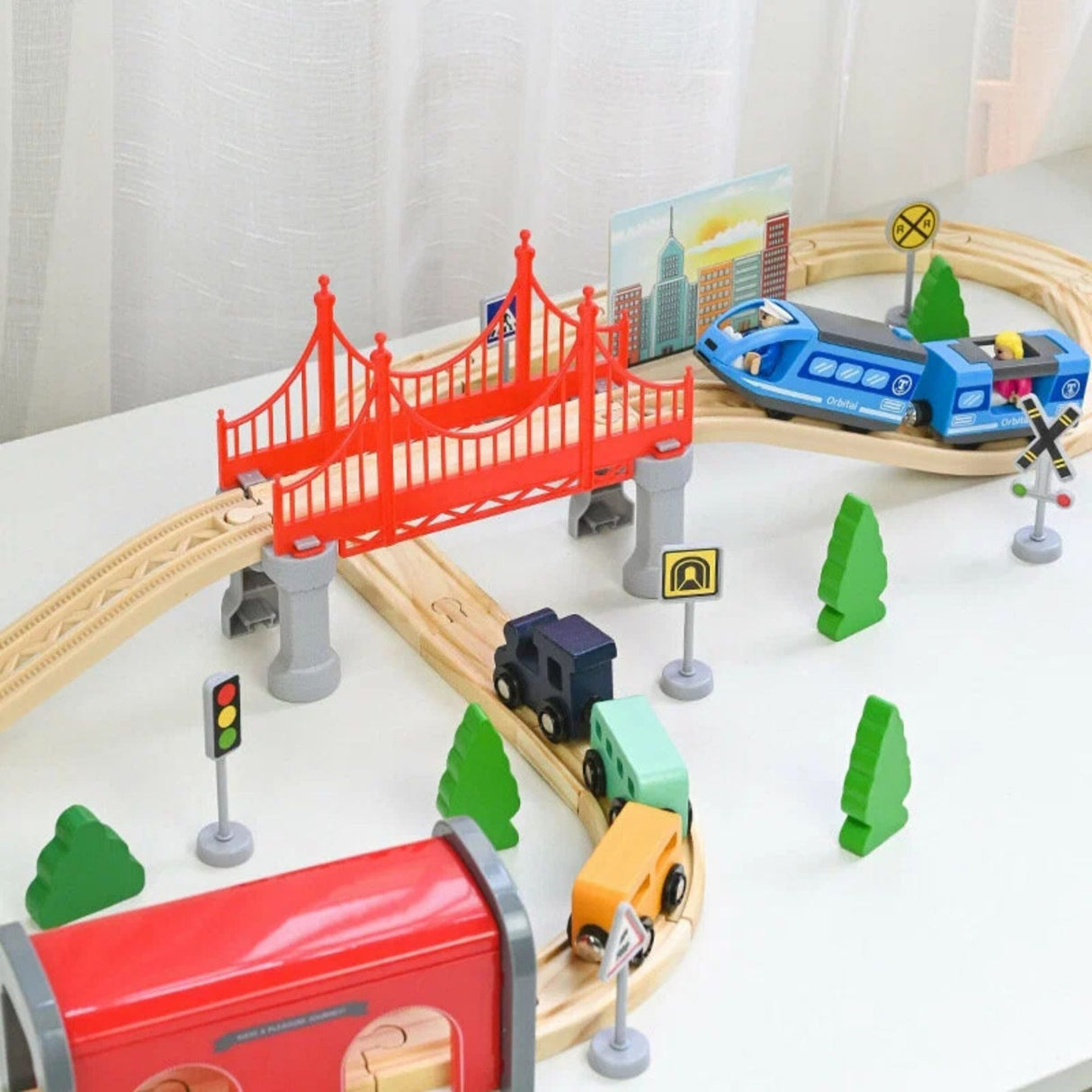 Locomotivă electrică albastră Flippy pe șine din lemn, detaliu roți și vagon tren de marfă multicolor